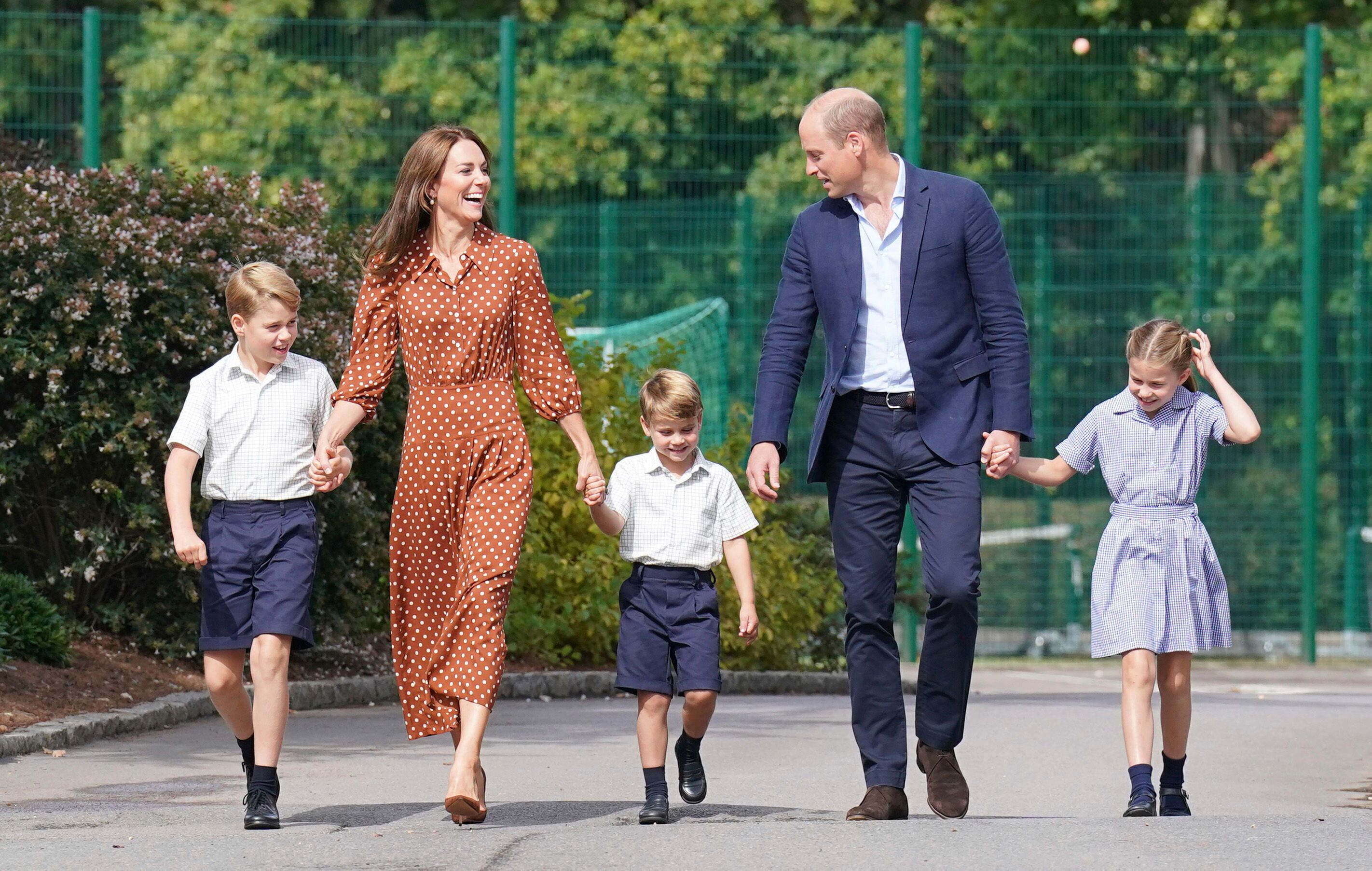 El príncipe Jorge de Gran Bretaña, Catalina, la duquesa de Cambridge, el príncipe Luis, el príncipe Guillermo y la princesa Carlota, llegan para instalarse por la tarde en la Escuela Lambrook, cerca de Ascot, Inglaterra, el miércoles 7 de septiembre de 2022. (Jonathan Brady/Pool foto vía AP, archivo)