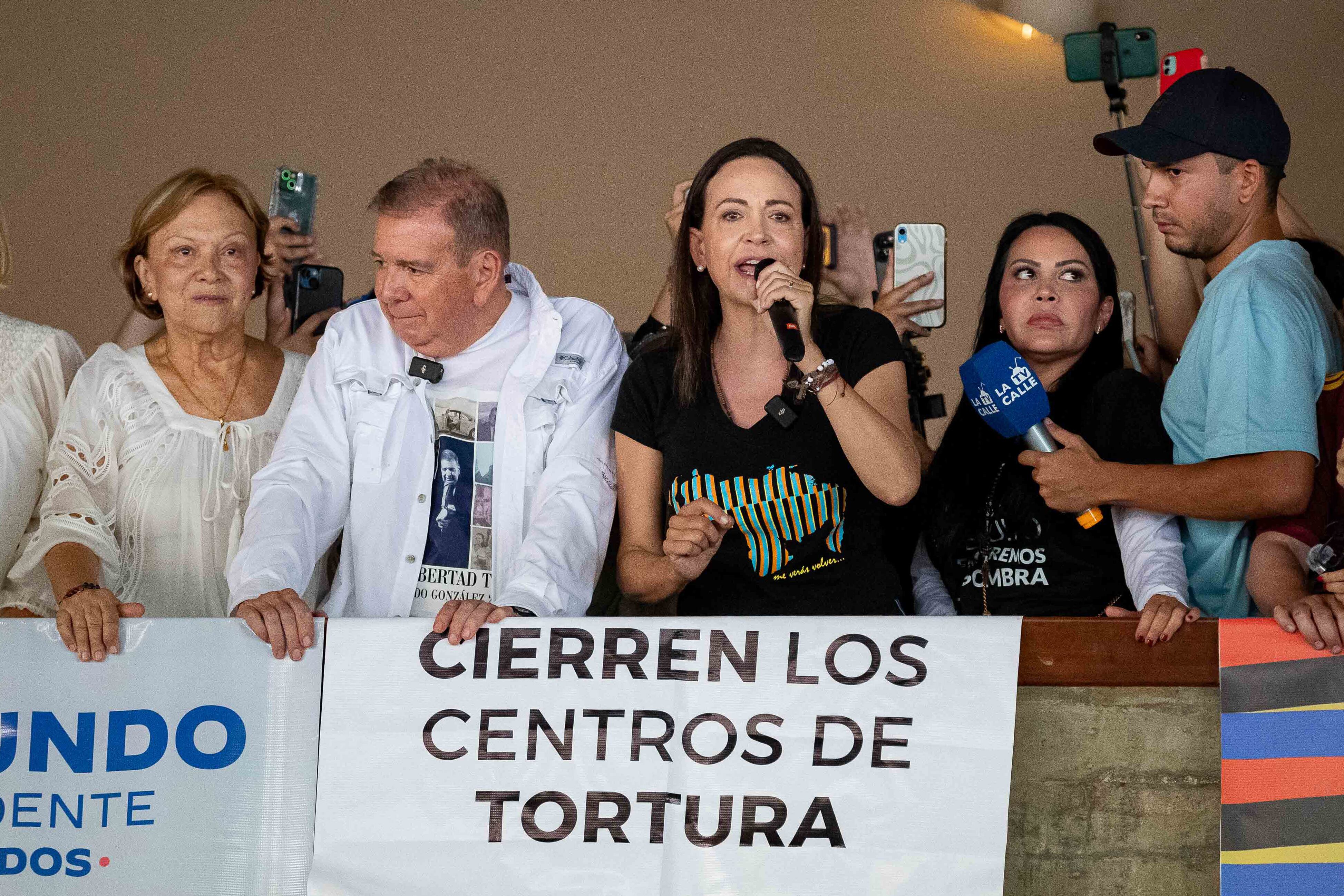 La líder opositora María Corina Machado junto al candidato a la presidencia de Venezuela, Edmundo González Urrutia, durante un acto de campaña (EFE/Ronald Peña R.)