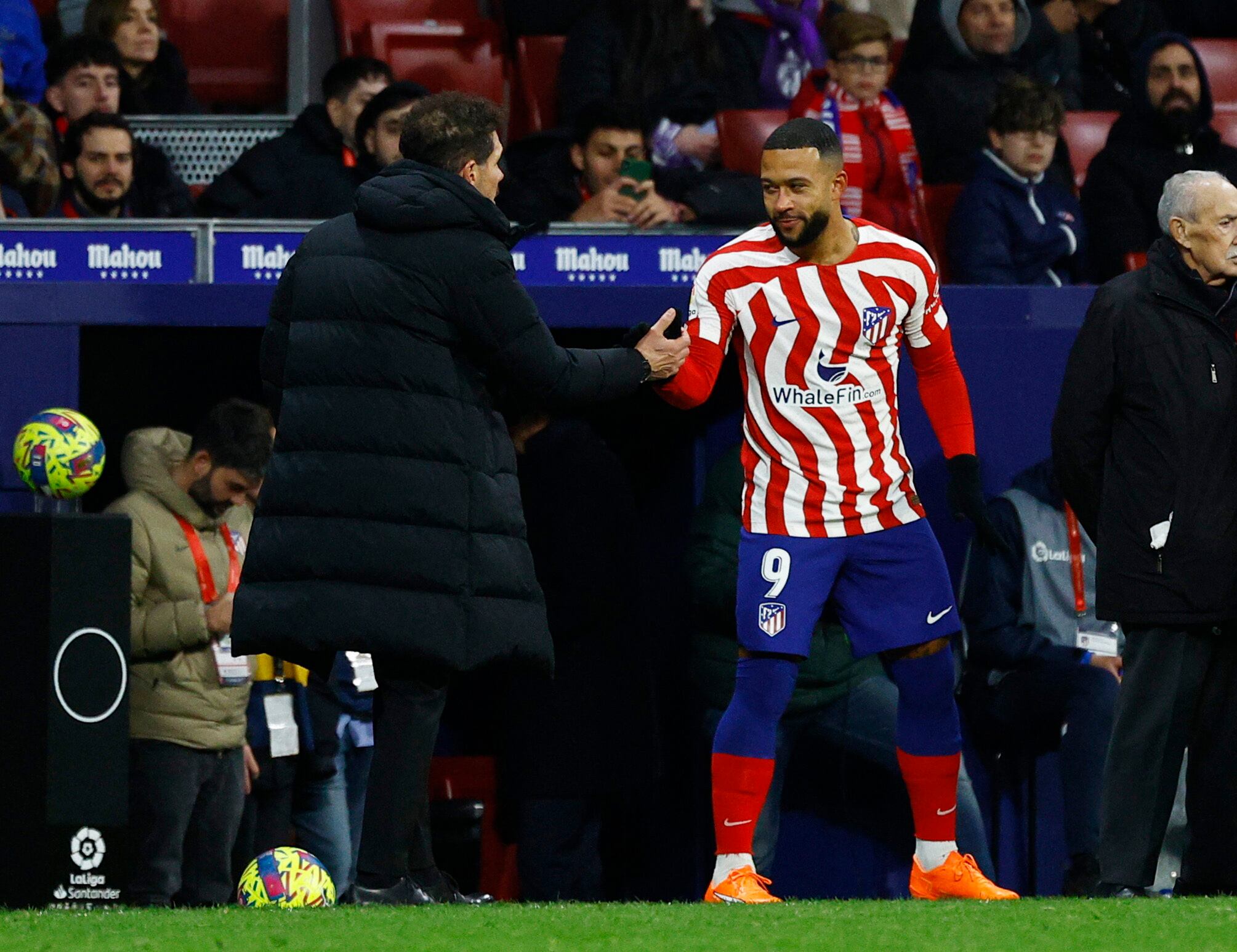 Memphis Depay saluda Diego Simeone previo a entrar a la cancha. REUTERS/Susana Vera