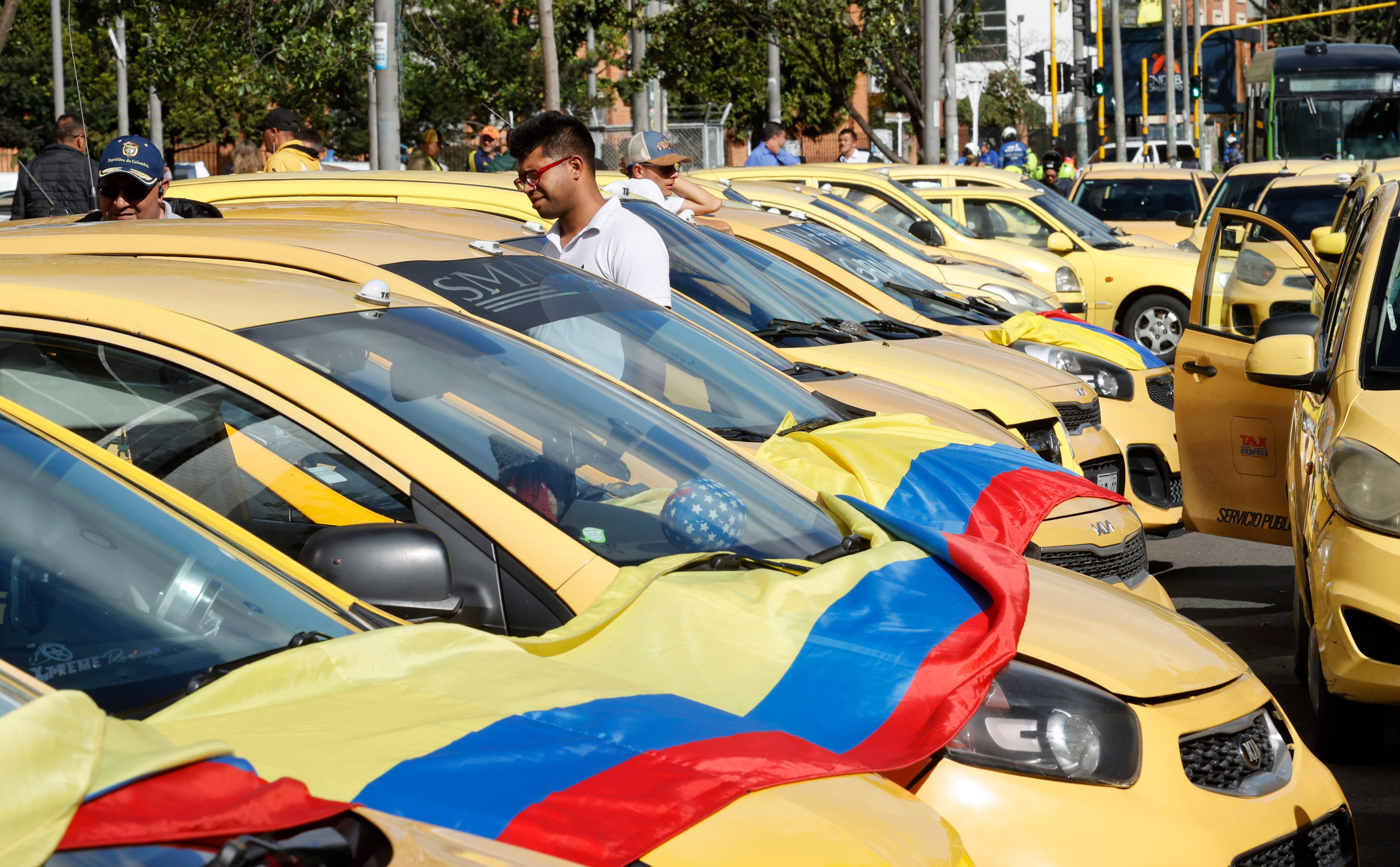 Los taxistas generan caos en la movilidad de Bogotá - crédito Mauricio Dueñas Castañeda/EFE
