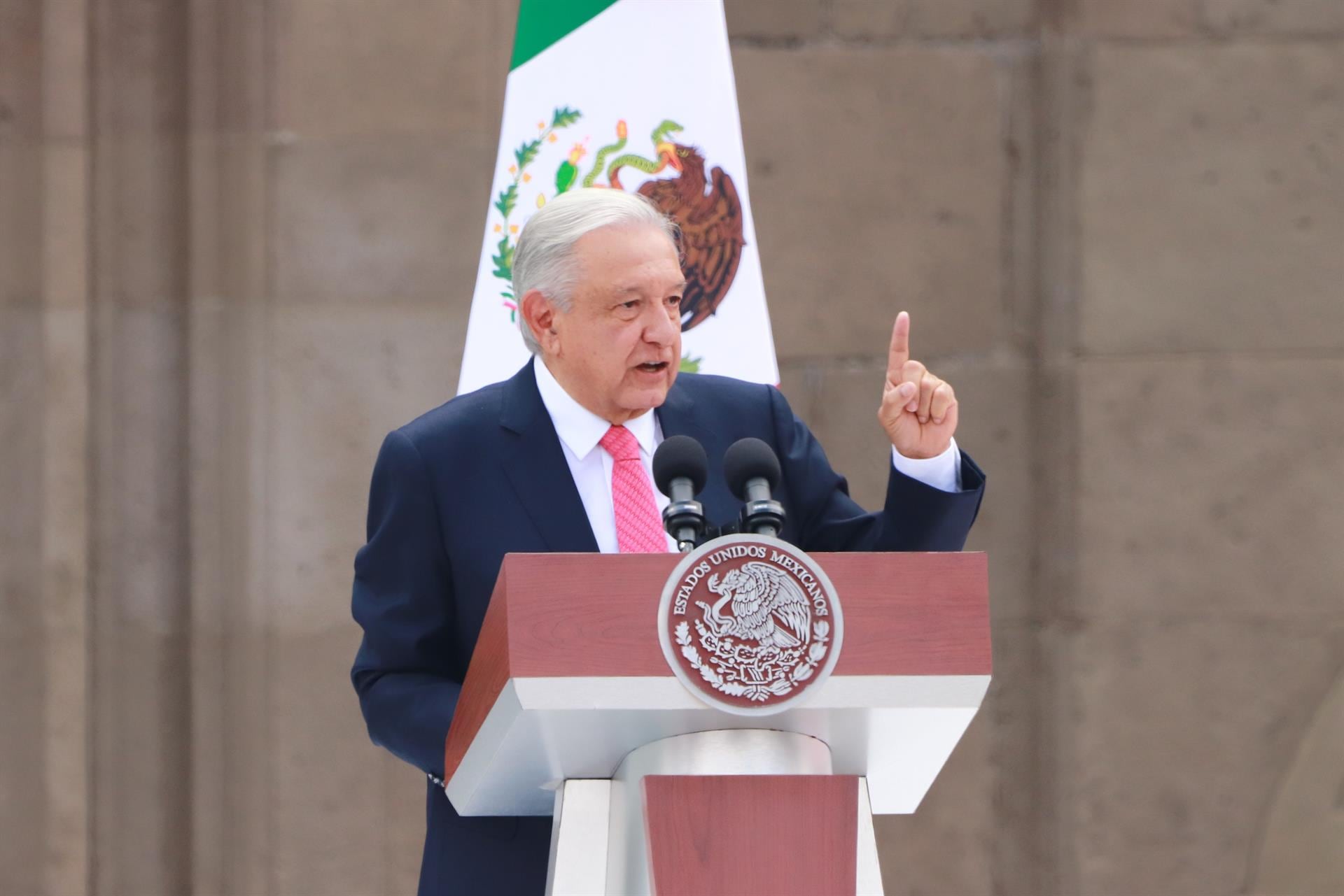 El presidente de México recomienda a Sheinbaum que continúe apoyando a Pemex: 