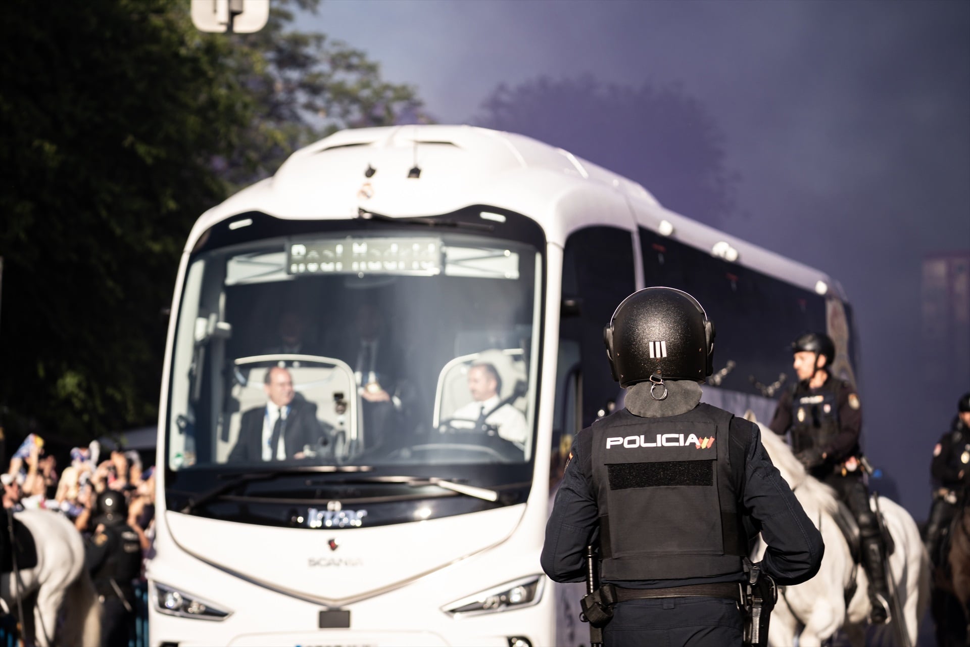 Presidencia consigue que la empresa de autobuses que lleva al Real Madrid y al Atleti transporte a los trabajadores destinados en el complejo de La Moncloa 