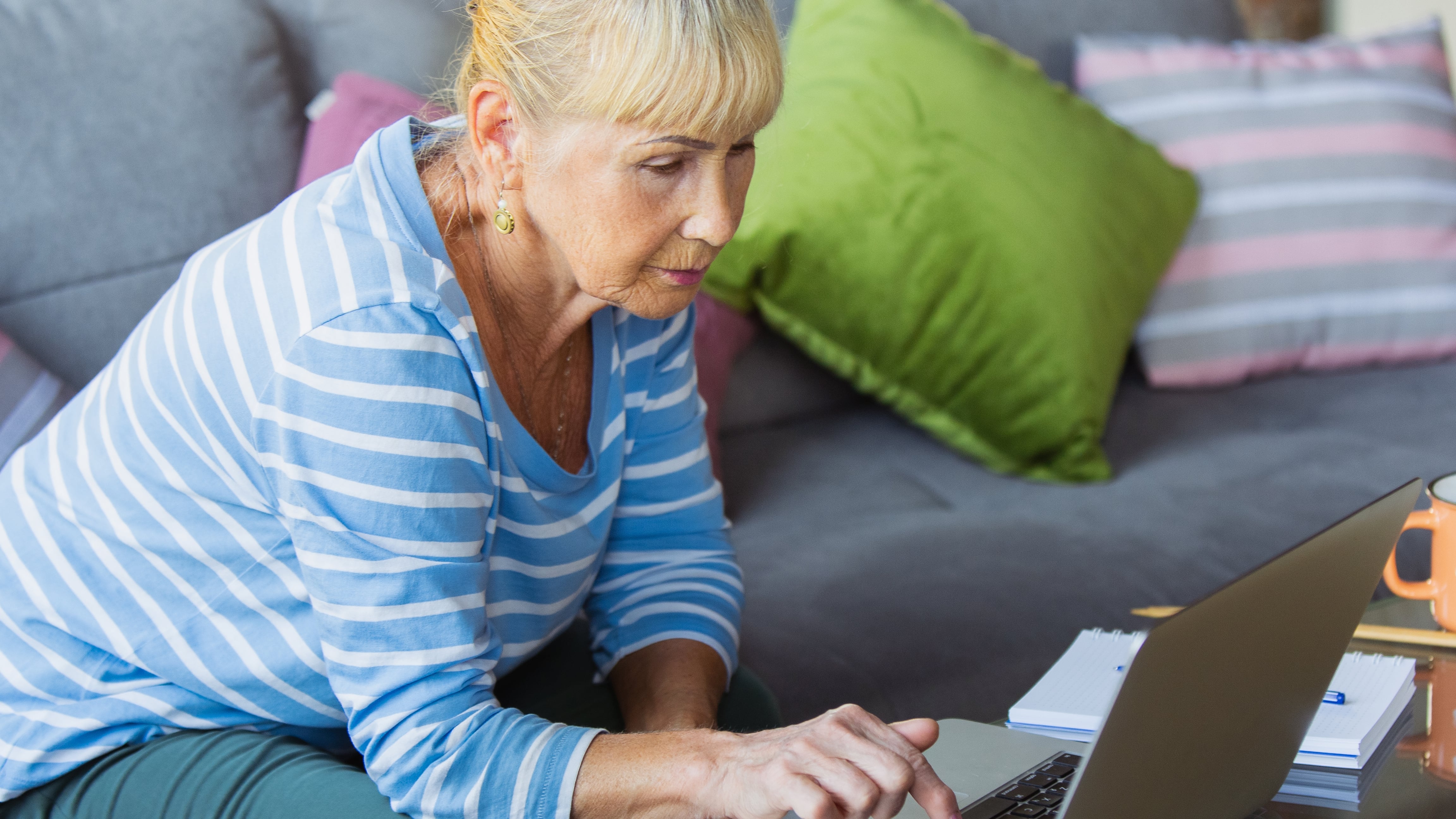 Las pensiones de viudedad alcanzan los 517,9 euros al mes, 7.250,6 euros al año. (Adobe Stock)