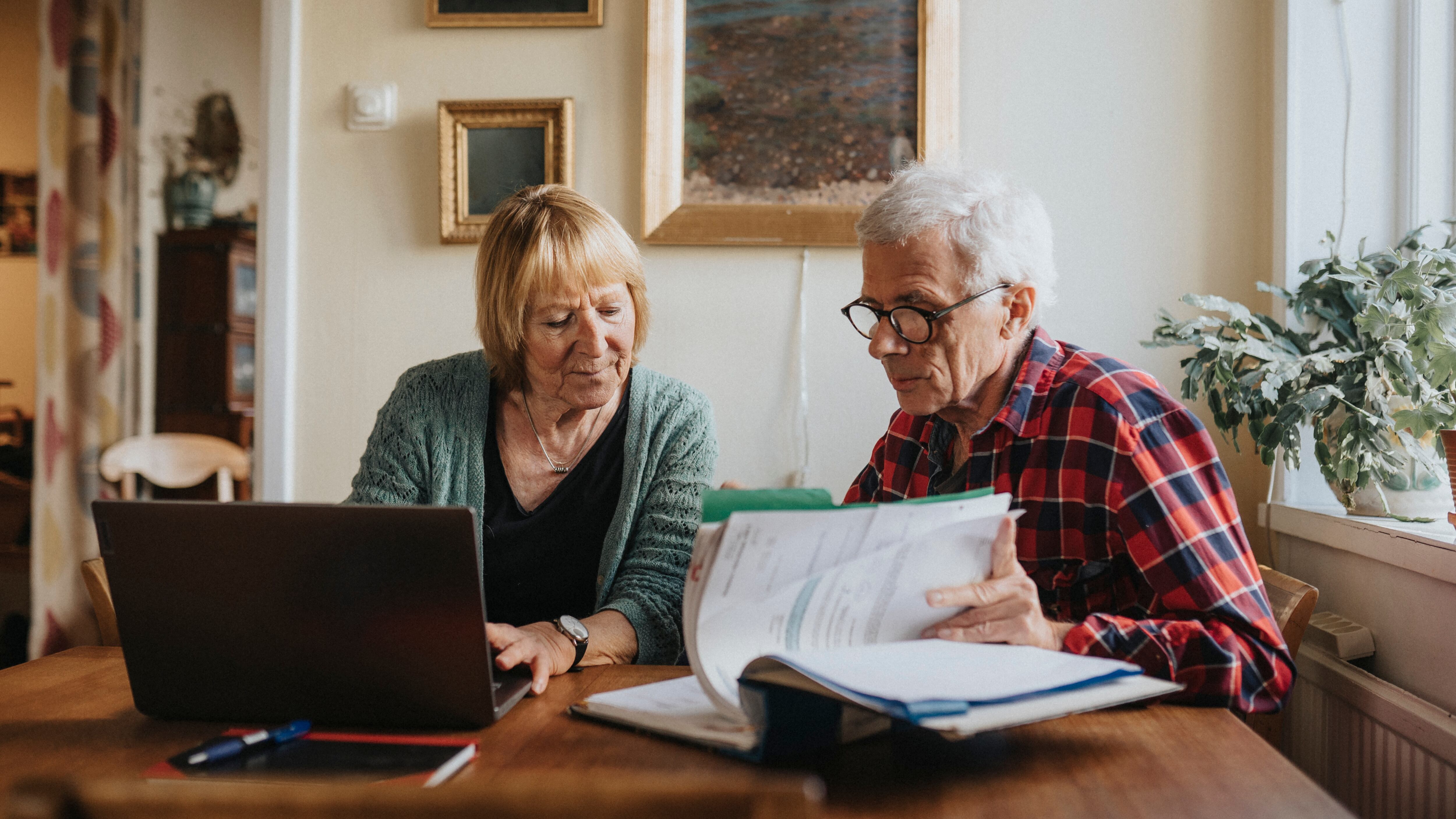 Pareja de personas mayores en casa (GettyImages)