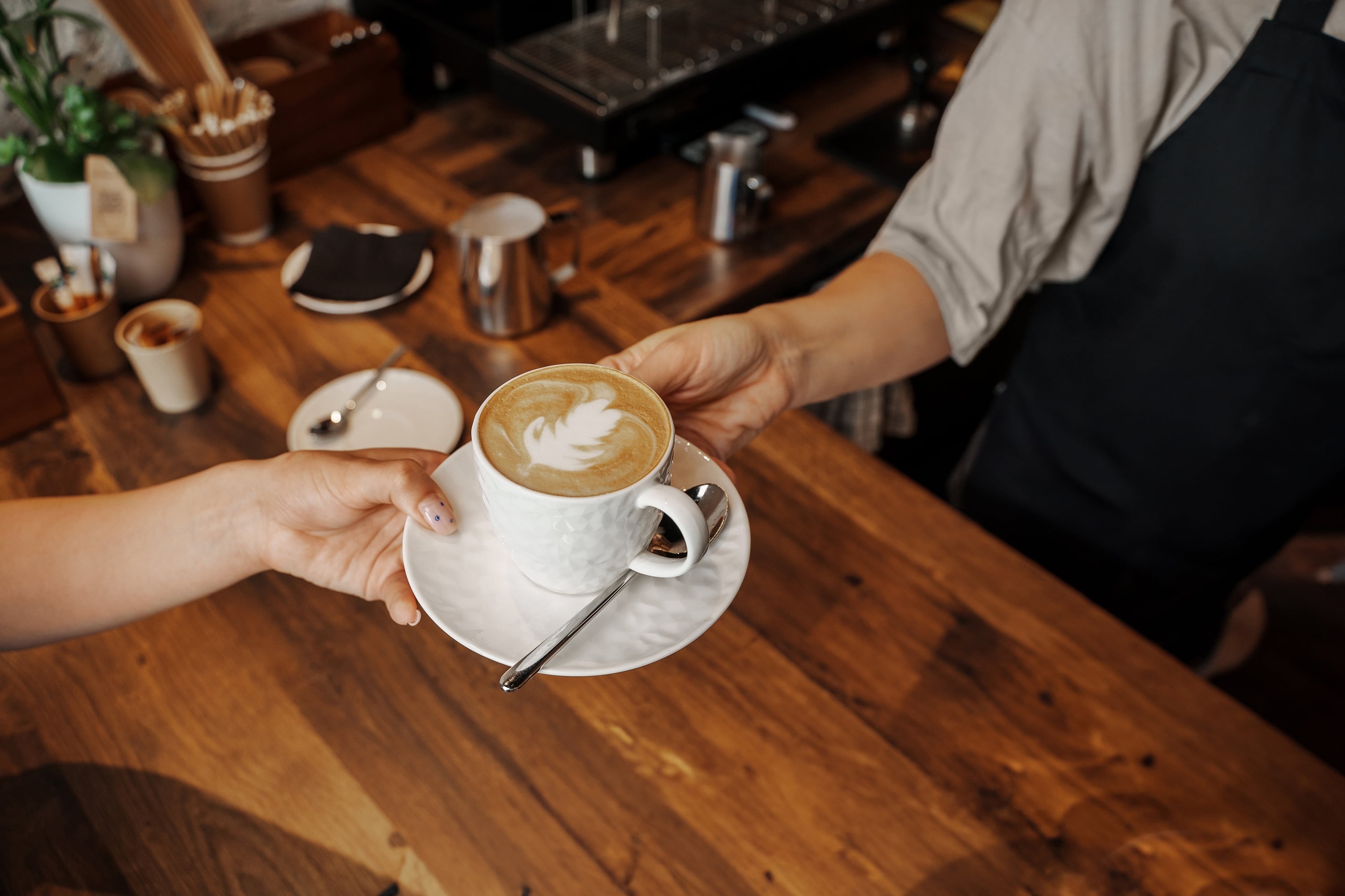 Un café servido en la barra de una cafetería