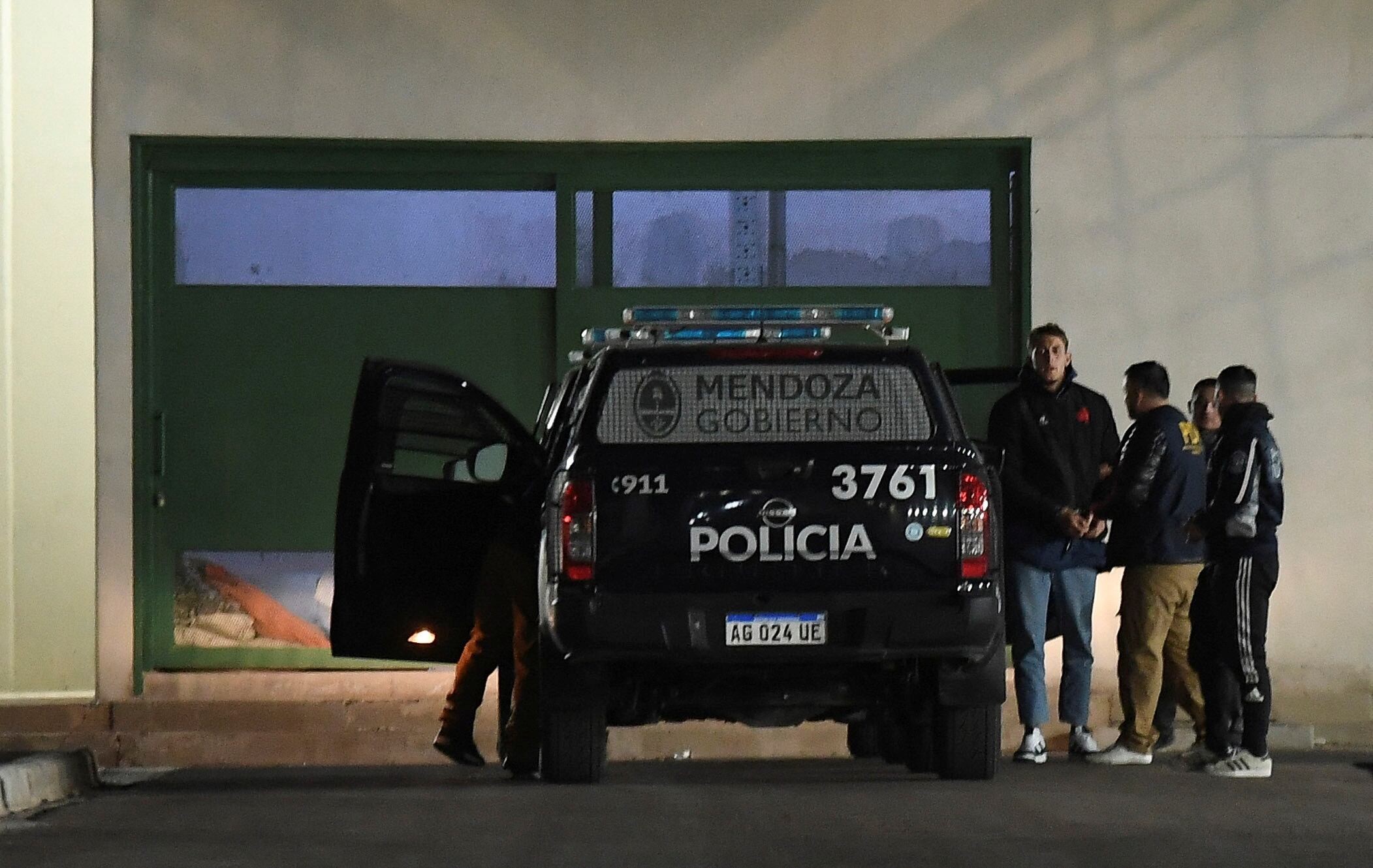 Jégou desciende de la camioneta policial que lo trasladó de Buenos Aires a su celda en Mendoza (REUTERS/Ramiro Gómez)