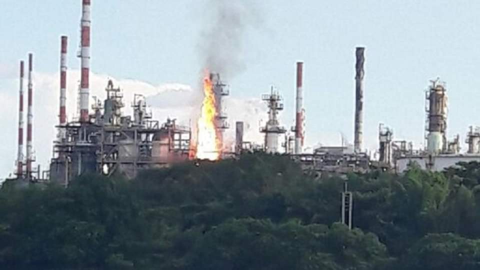 Un "fogonazo" en la refinería dejó a dos trabajadores con quemaduras en su rostro - crédito @NoticiasQpb/X