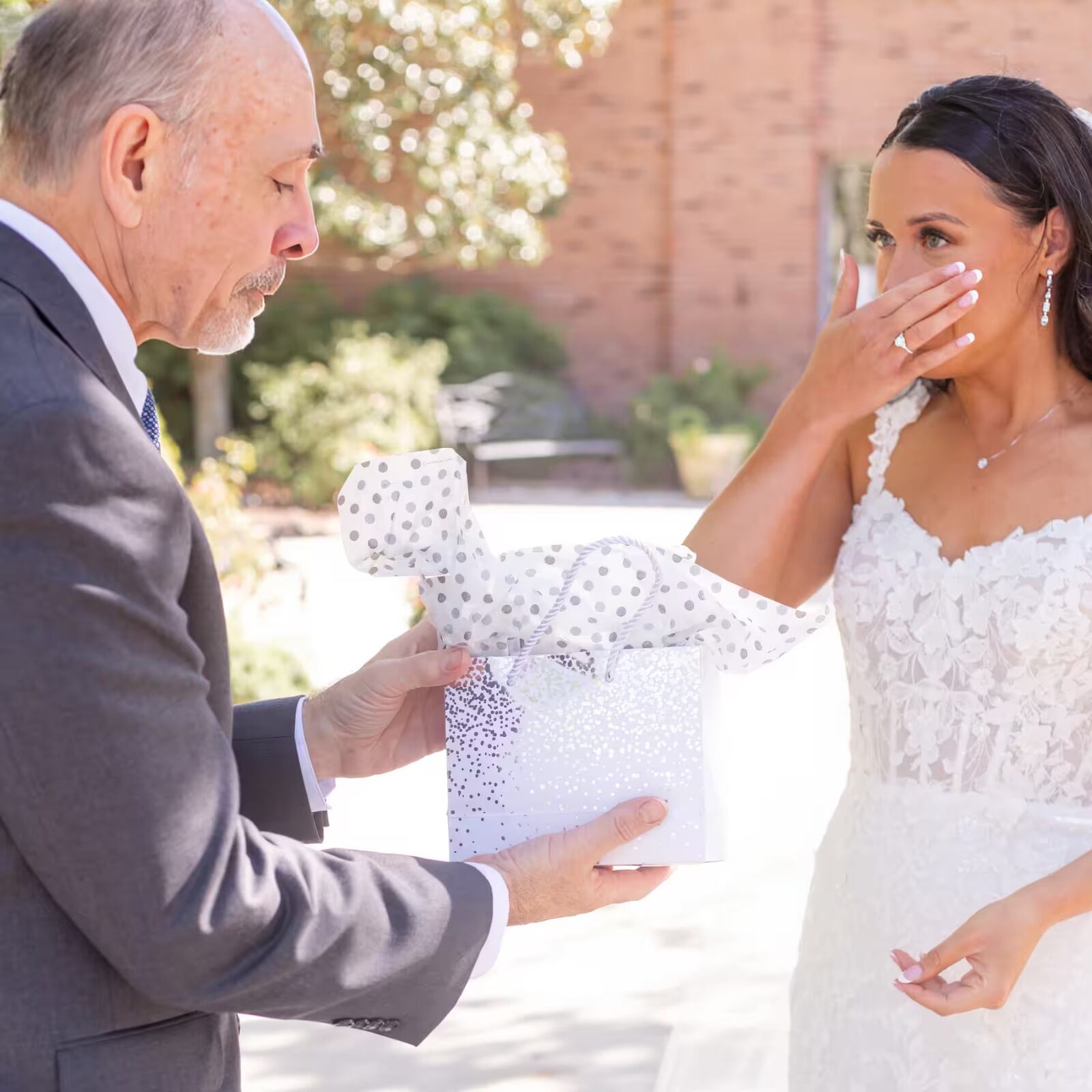 No fue sino hasta la recepción que explicó la travesía que emprendió para llegar a la boda. (Stellar Photography)