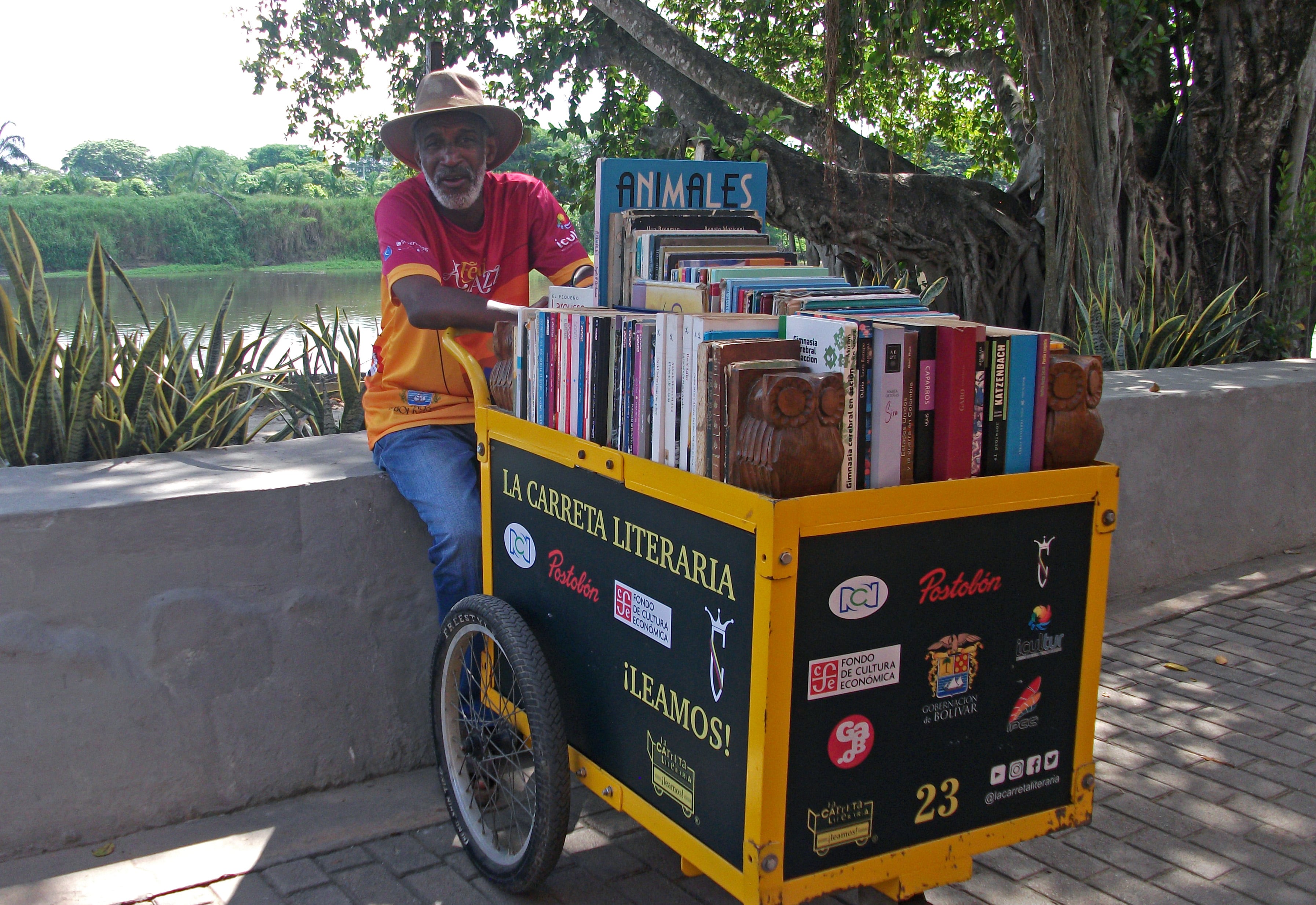 El librero que dejó la venta ambulante para llevar libros a colegios remotos de Colombia