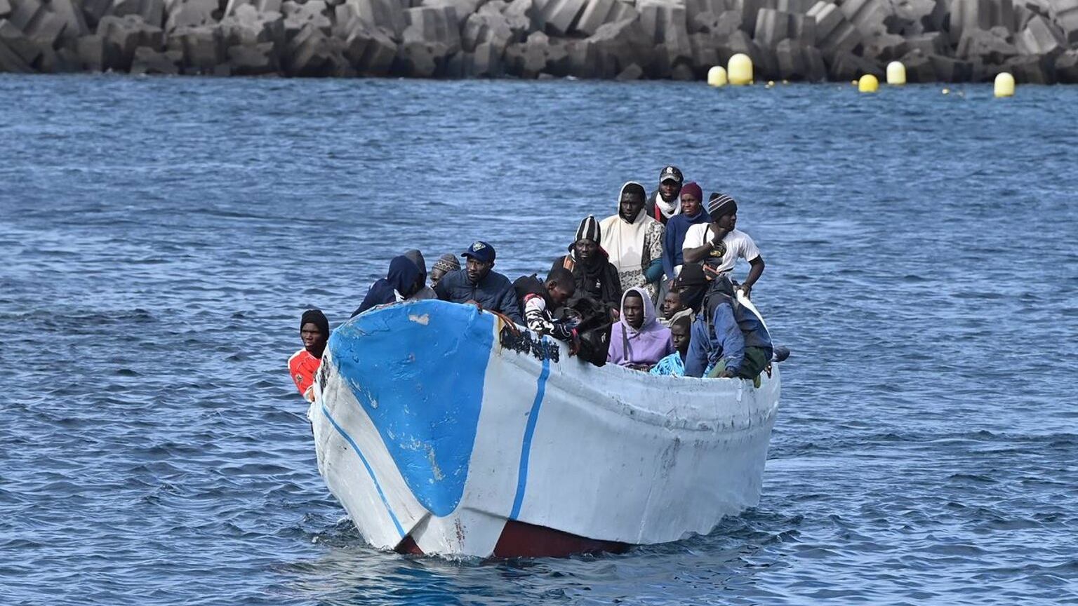 04/02/2024 Varios migrantes llegan al puerto de La Restinga, a 4 de febrero de 2024, en El Hierro, Santa Cruz de Tenerife, Tenerife, Canarias (España). Salvamento Marítimo ha interceptado hoy domingo seis embarcaciones en las que viajaban 357 personas cuando iban navegando hacia las islas de Gran Canaria y El Hierro, si bien una de ellas se encontraba a la deriva, mientras que una séptima ha llegado por sus propios medios a Fuerteventura con 53 personas. Sumadas a las diez barcazas que se registraron ayer sábado, son un total de 1.035 las personas migrantes llegadas a las islas este fin de semana. POLITICA Europa Press Canarias - Europa Press 