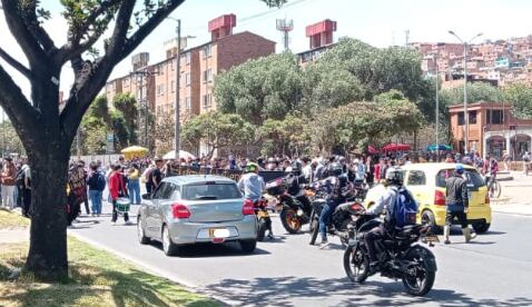 Se presenta manifestación en la Av. Villavicencio con Av. Gaitán Cortés, generando afectación vial en la calzada