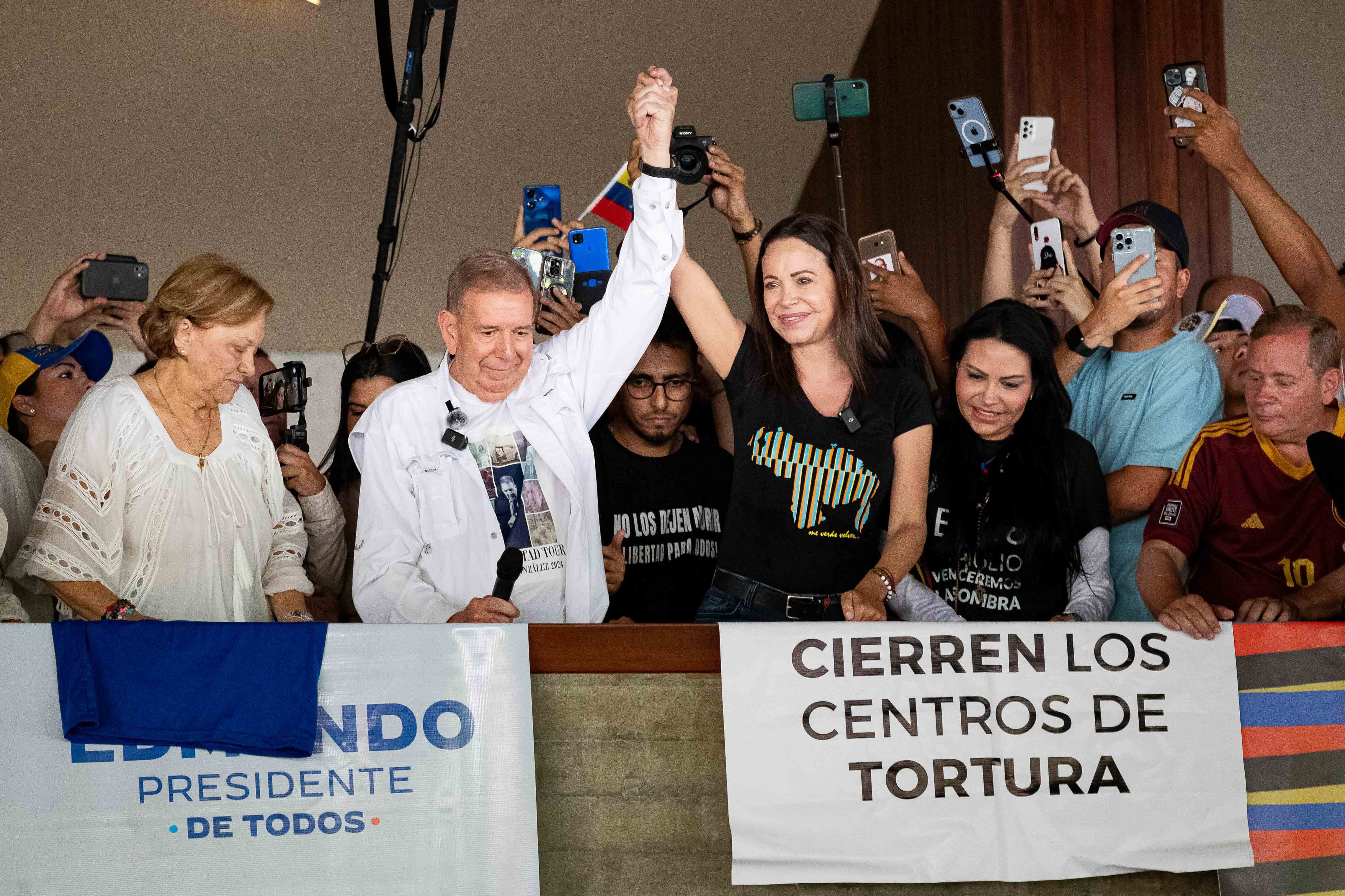 El candidato a la presidencia de Venezuela, Edmundo González, junto a la líder opositora María Corina Machado durante un acto de campaña en la Universidad Central de Venezuela (UCV) en Caracas (Venezuela). Foto: EFE/ Ronald Peña R.
