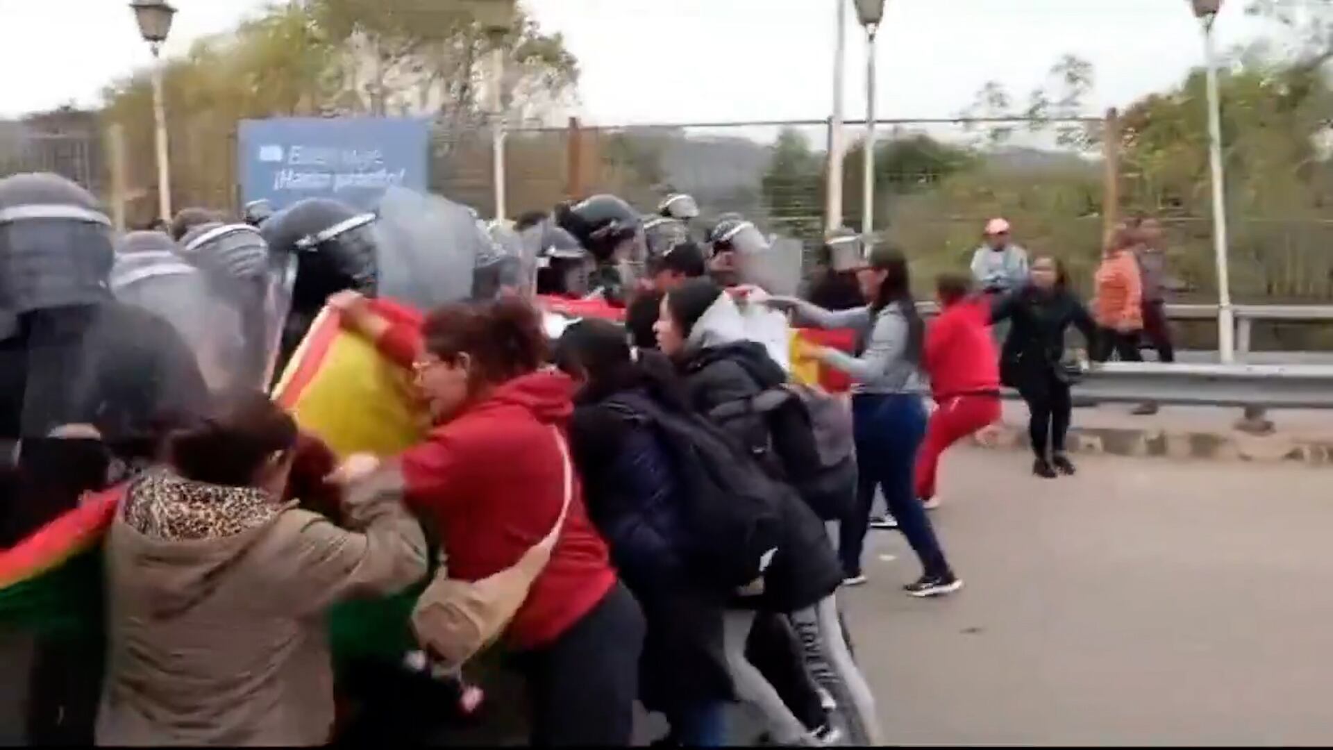 Polémica en Salta: denuncian que la Policía de Bolivia ingresó al país en medio del violento desalojo de un bloqueo en la frontera