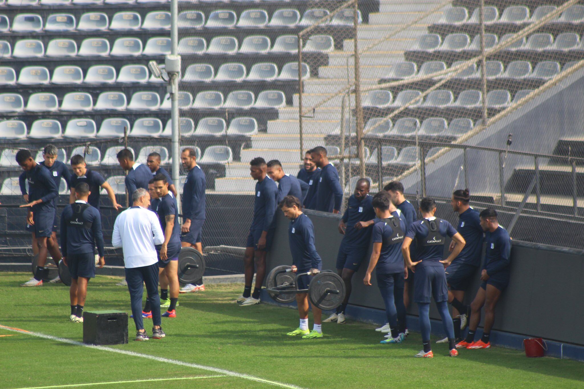 Gabriel Costa participa de los entrenamientos de Alianza Lima mientras negocia su salida.