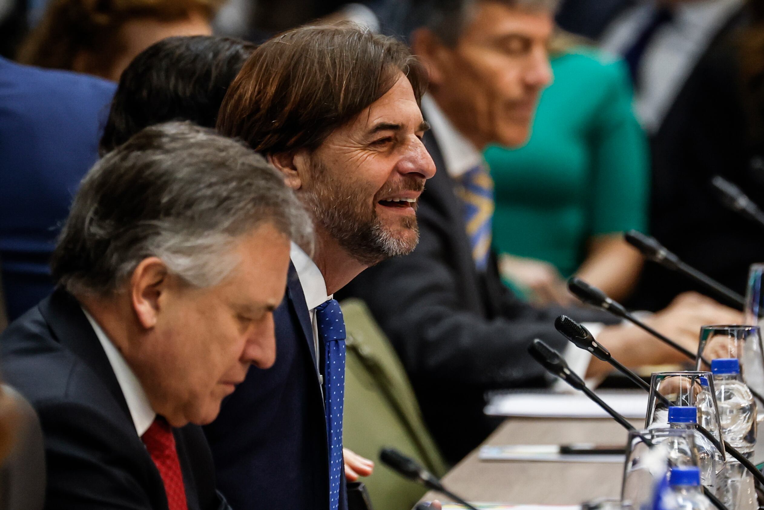 El presidente de Uruguay, Luis Alberto Lacalle Pou, participa en una reunión de la cumbre de jefes de estado del Mercado Común del Sur (Mercosur) este 8 de julio de 2024, en Asunción (Paraguay). EFE/ Antonio Lacerda
