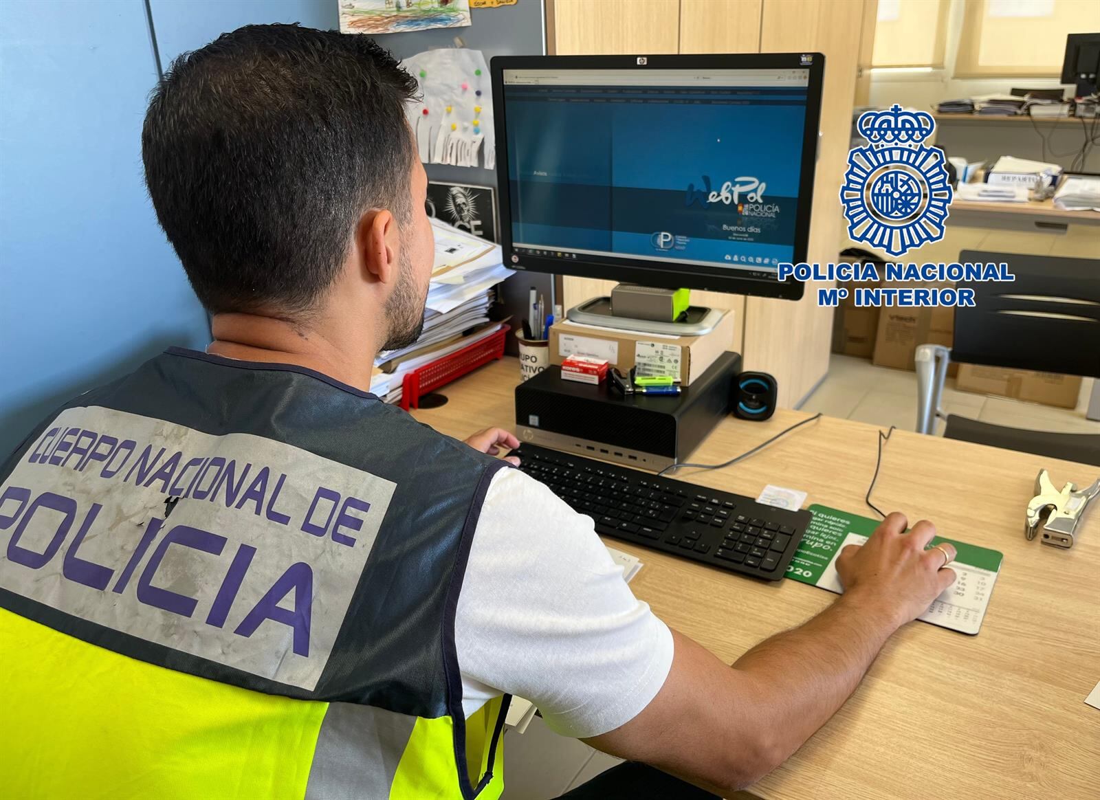 Un agente de la Policía Nacional frente a su ordenador. (Policía Nacional)
