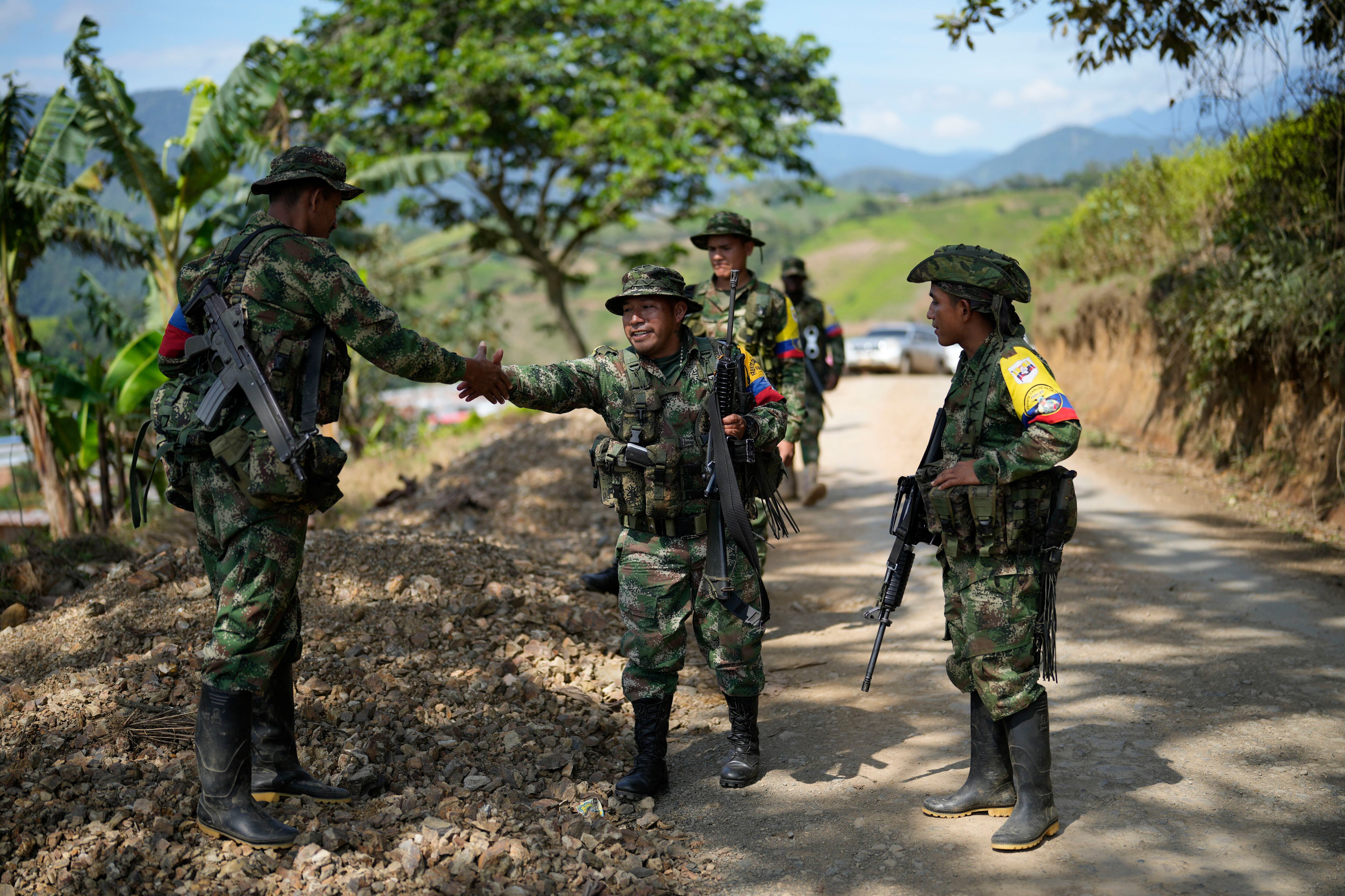 Las disidencias de las Farc tienen una fuerte presencia en el Cauca, con controles de carreteras y custodia de los cultivos de hoja de coca en las montañas - crédito Fernando Vergara/AP Foto
