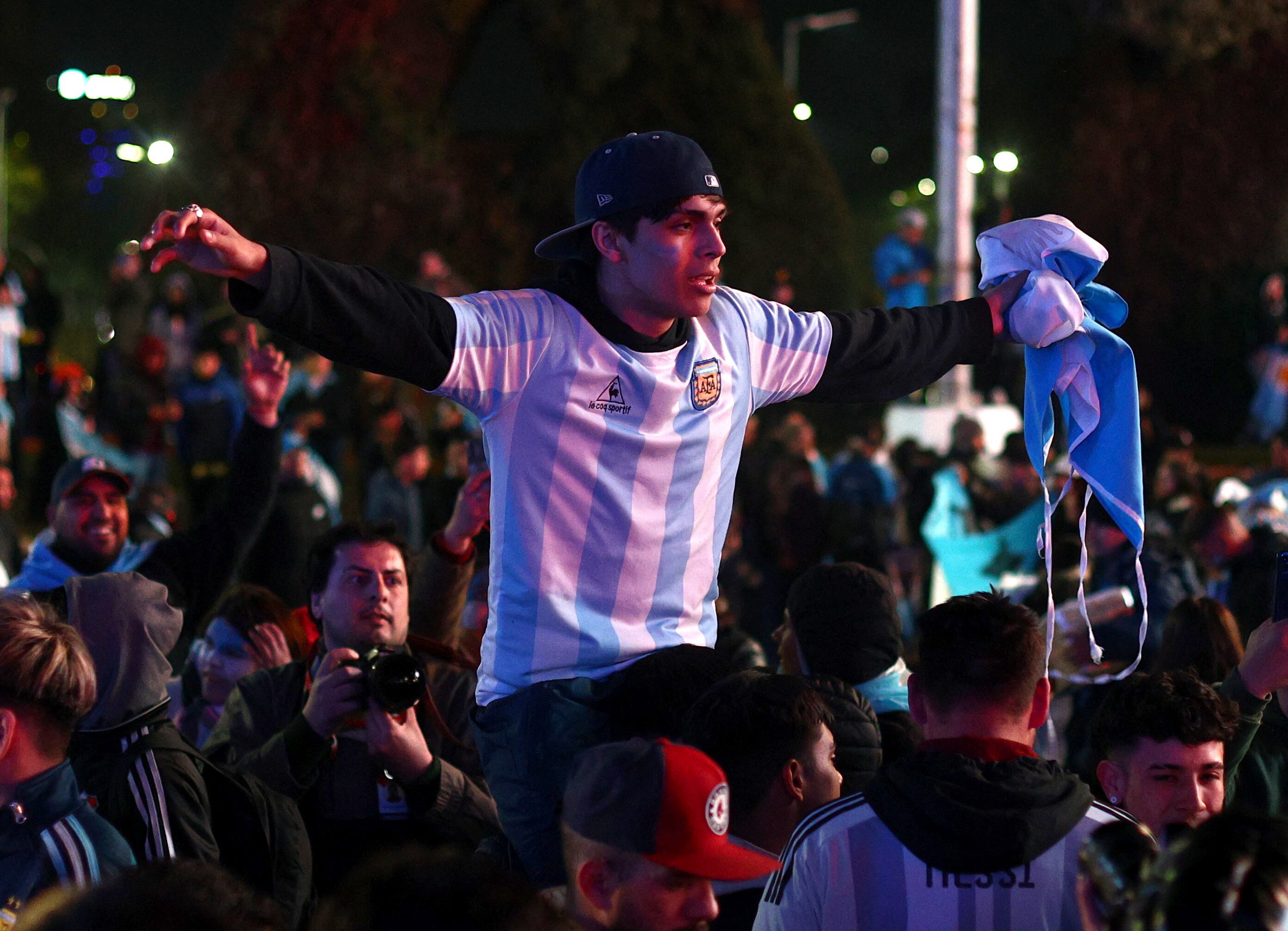 La camiseta celeste y blanca iluminó la noche fría de Buenos Aires que festejó el nuevo torneo de la Selección