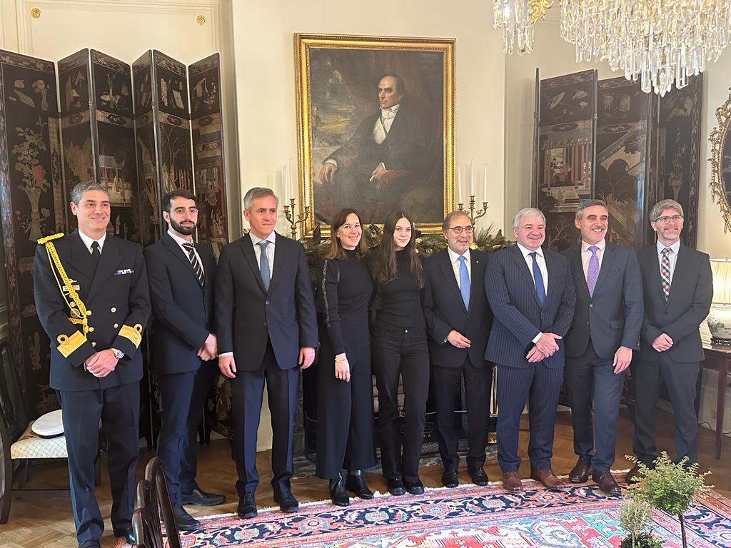 Jorge Argüello junto a su familia, se tomaron una foto con parte del staff de la embajada argentina en Washington en la Blair House, donde el embajador saliente de Argentina fue homenajeado al despedirse por la Casa Blanca y el Departamento de Estado.