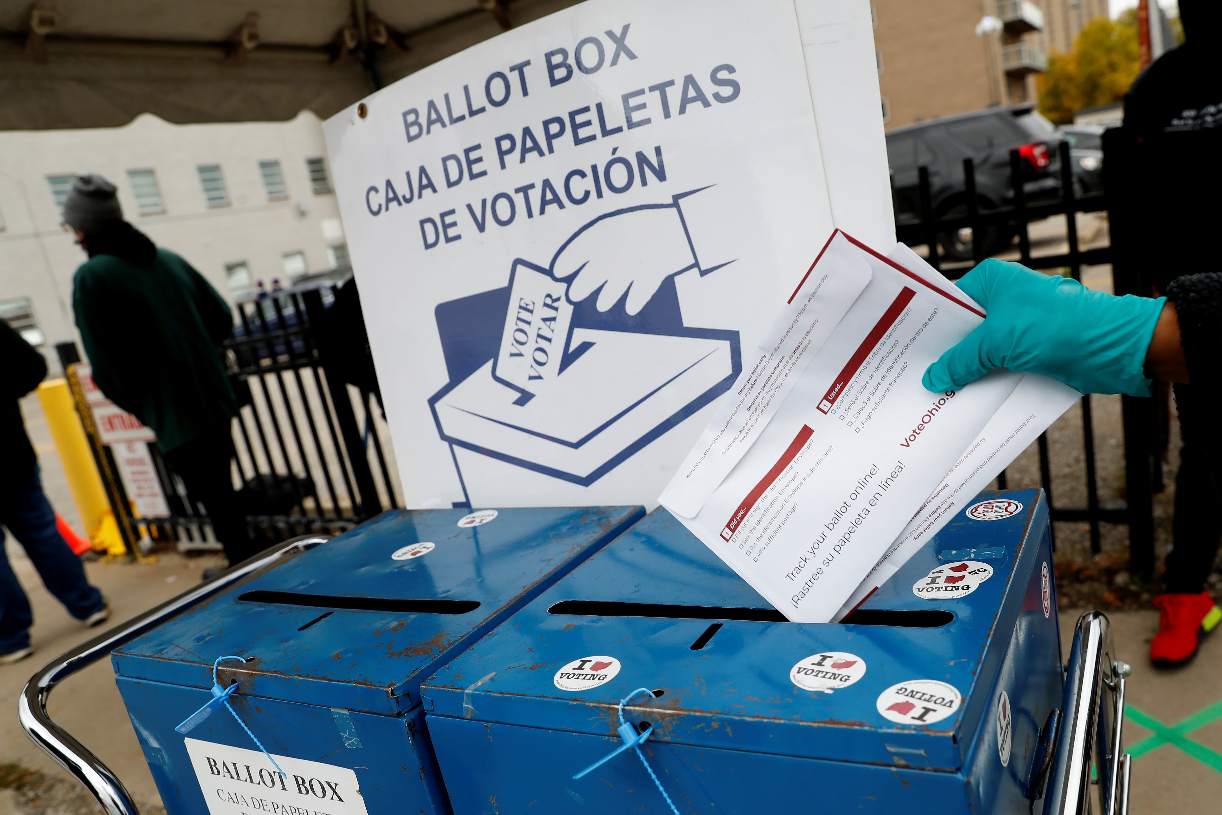 Un votante deposita una papeleta en un buzón electoral en la acera en Cleveland, Ohio, durante las elecciones de 2020 (REUTERS/Shannon Stapleton)