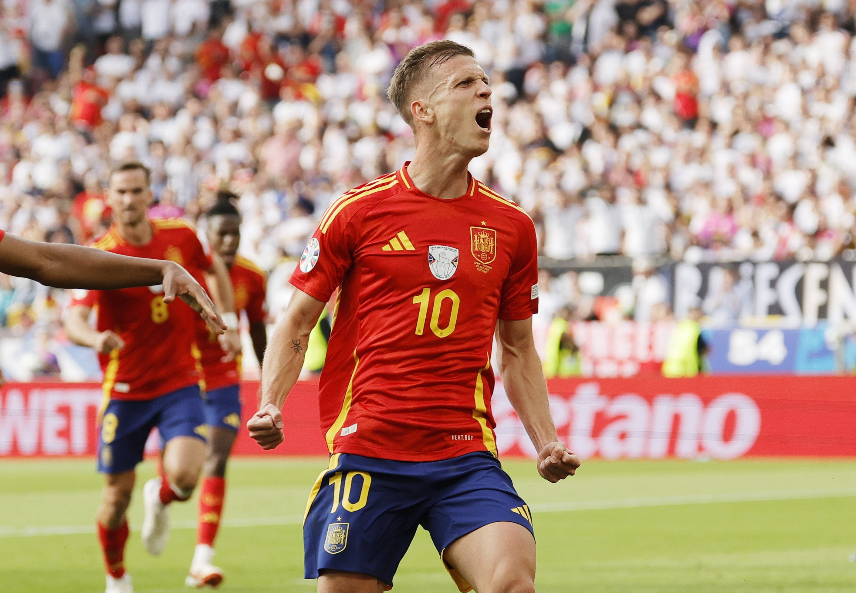 El jugador Dani Olmo celebra el gol anotado con España contra Alemania (EFE/EPA/RONALD WITTEK)
