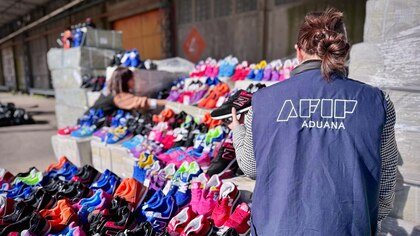 Zapatillas, camisetas, camperas: la Aduana donará al Ministerio de Capital Humano más de 6 toneladas de indumentaria secuestrada