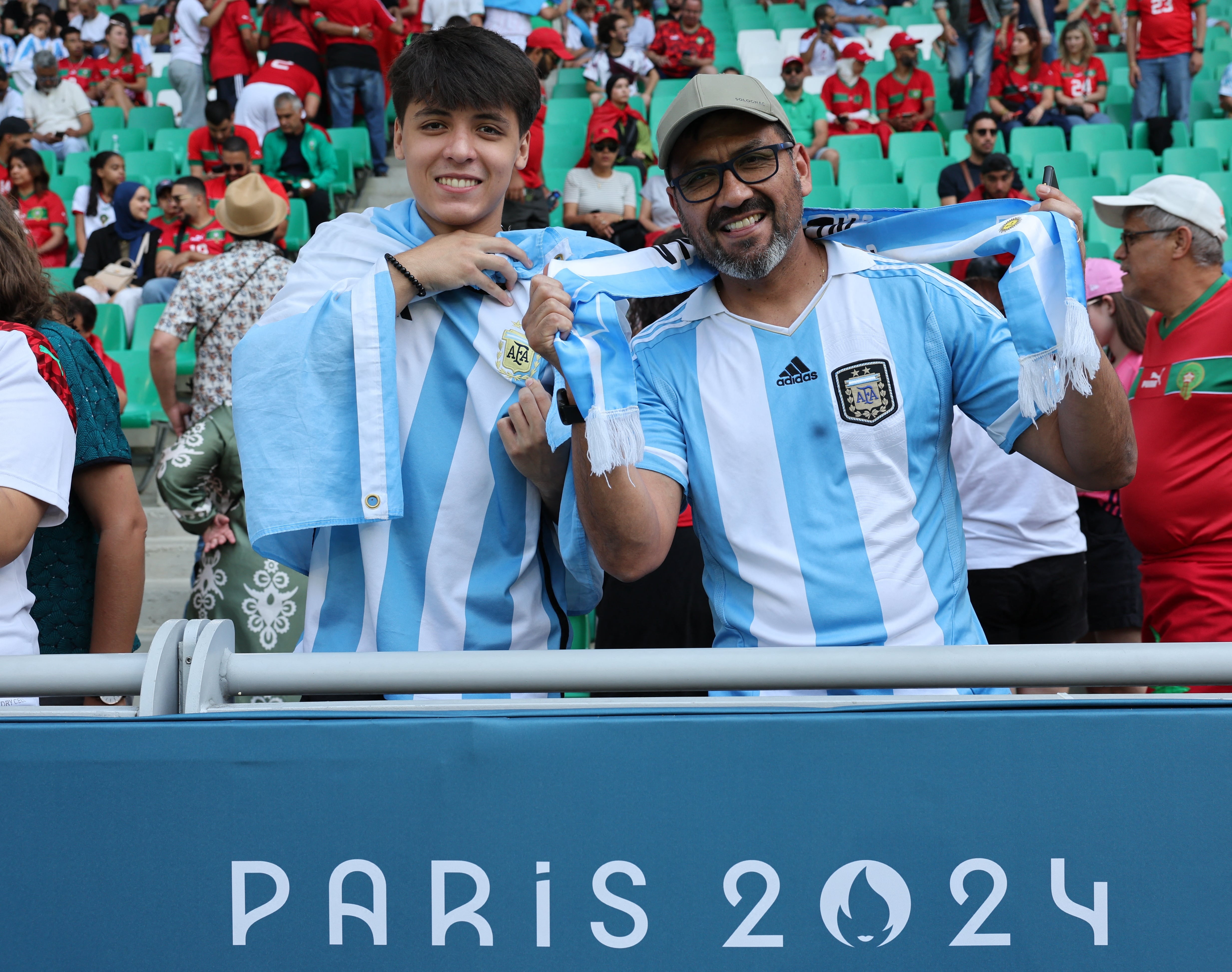 Los hinchas argentinos dijeron presente en Saint-Éttiene para alentar al seleccionado de Javier Mascherano, que debutó con derrota ante Marruecos (REUTERS/Thaier Al-Sudani)