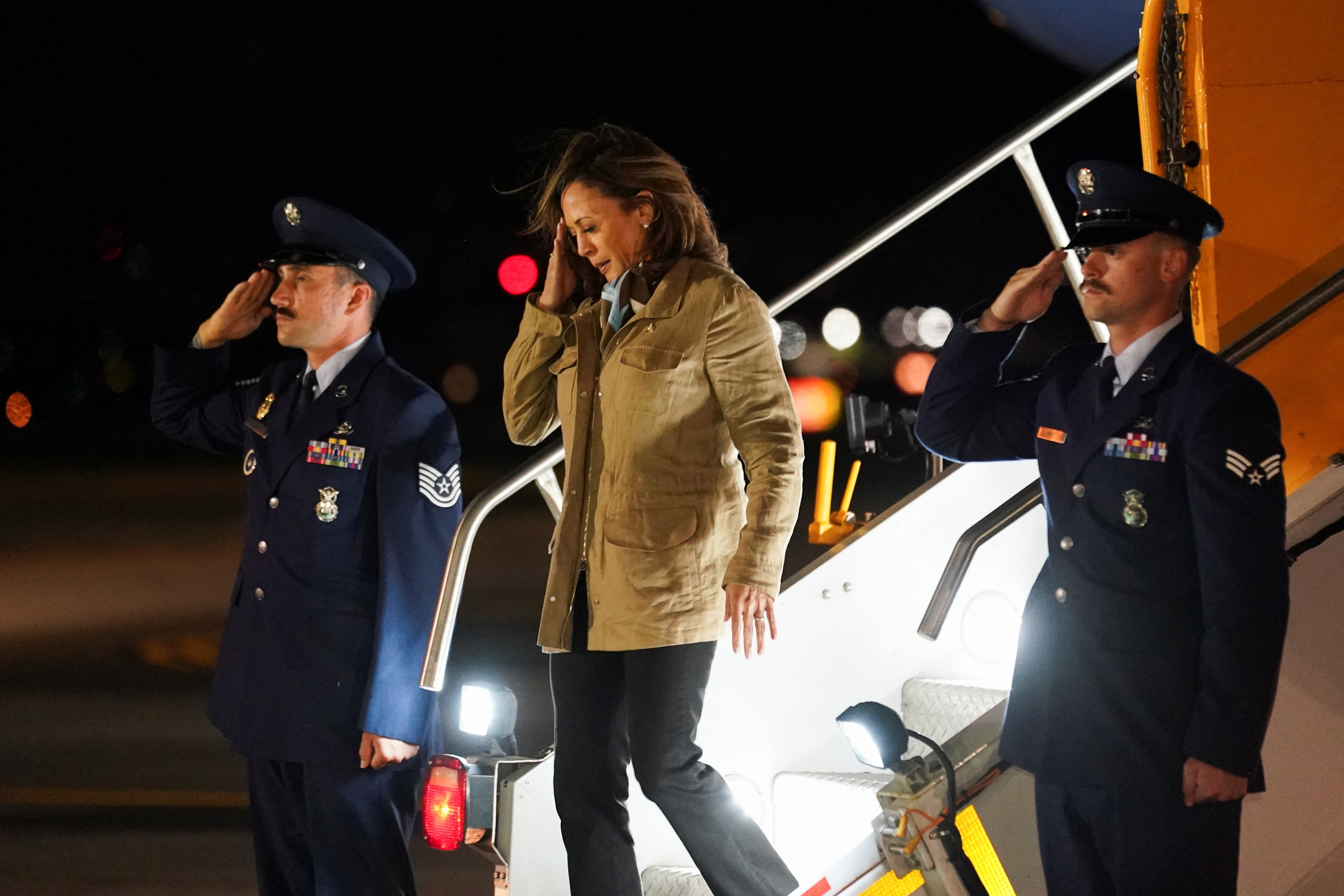 La vicepresidenta Kamala Harris propone nuevas restricciones migratorias en un esfuerzo por abordar la seguridad fronteriza durante su visita a la frontera entre Estados Unidos y México. (REUTERS/Kevin Lamarque/Pool)