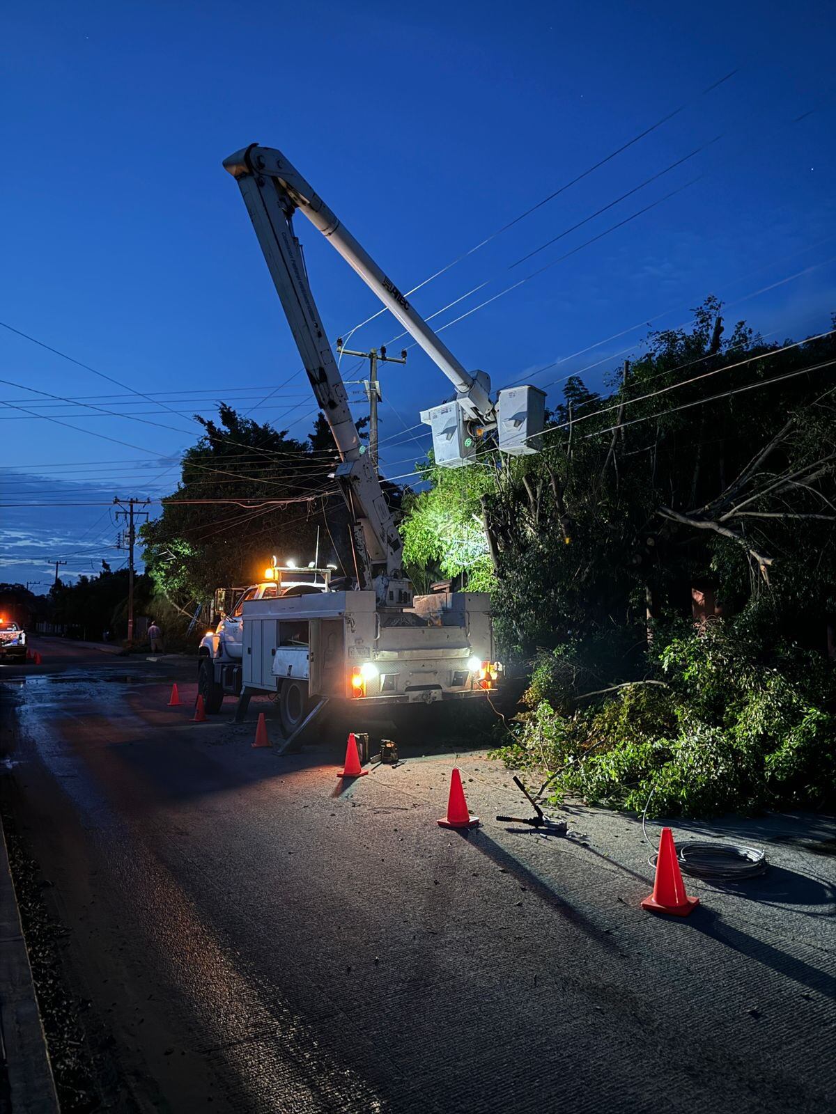 Trabajadores de la CFE reparan las afectaciones en el suministro eléctrico tras el paso de la Tormenta Tropical Chris