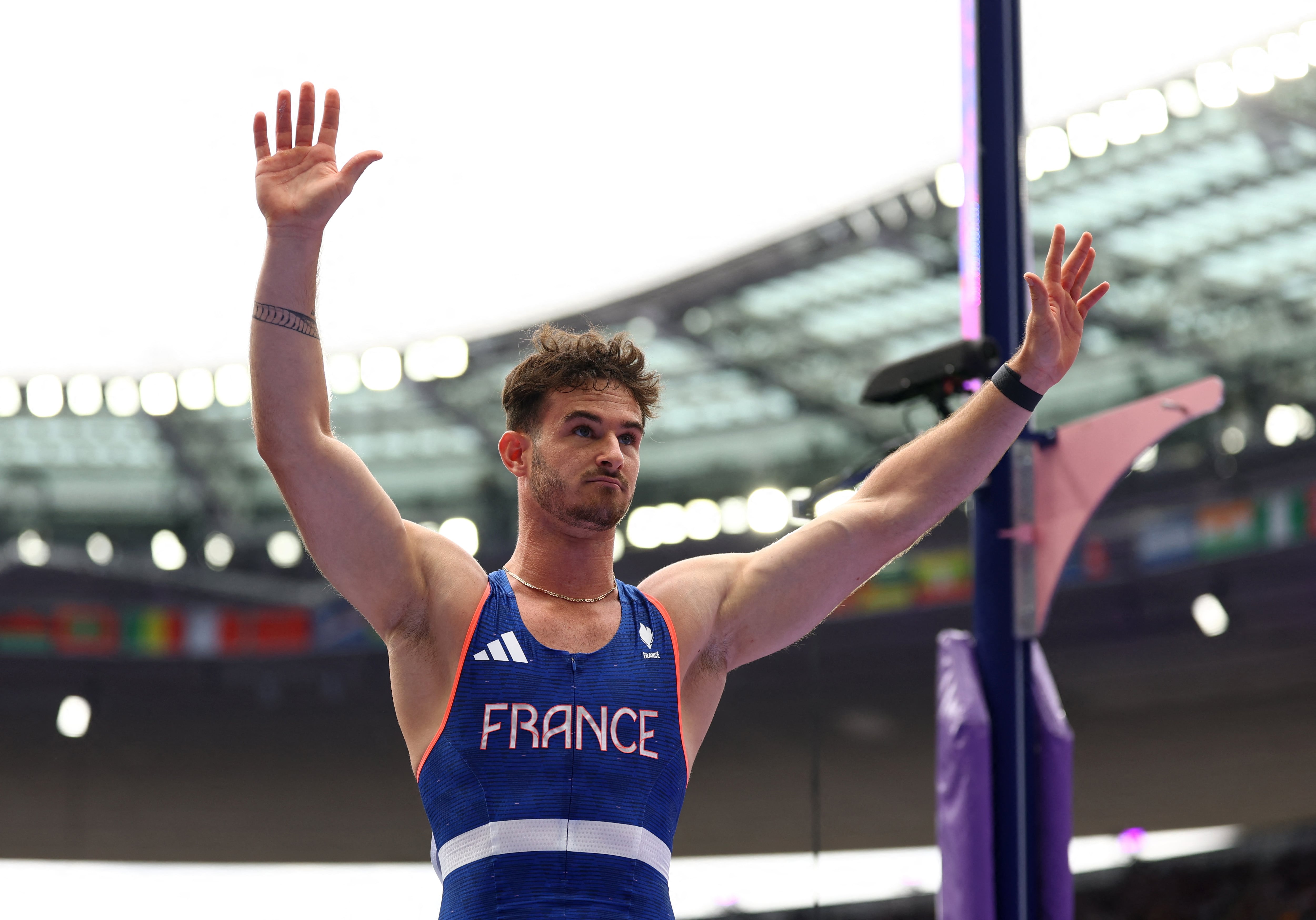 El francés Anthony Ammirati saluda al público en el Stade France tras quedar eliminado de las finales en salto con garrocha de los Juegos Olímpicos de París 2024 (REUTERS/Kai Pfaffenbach)