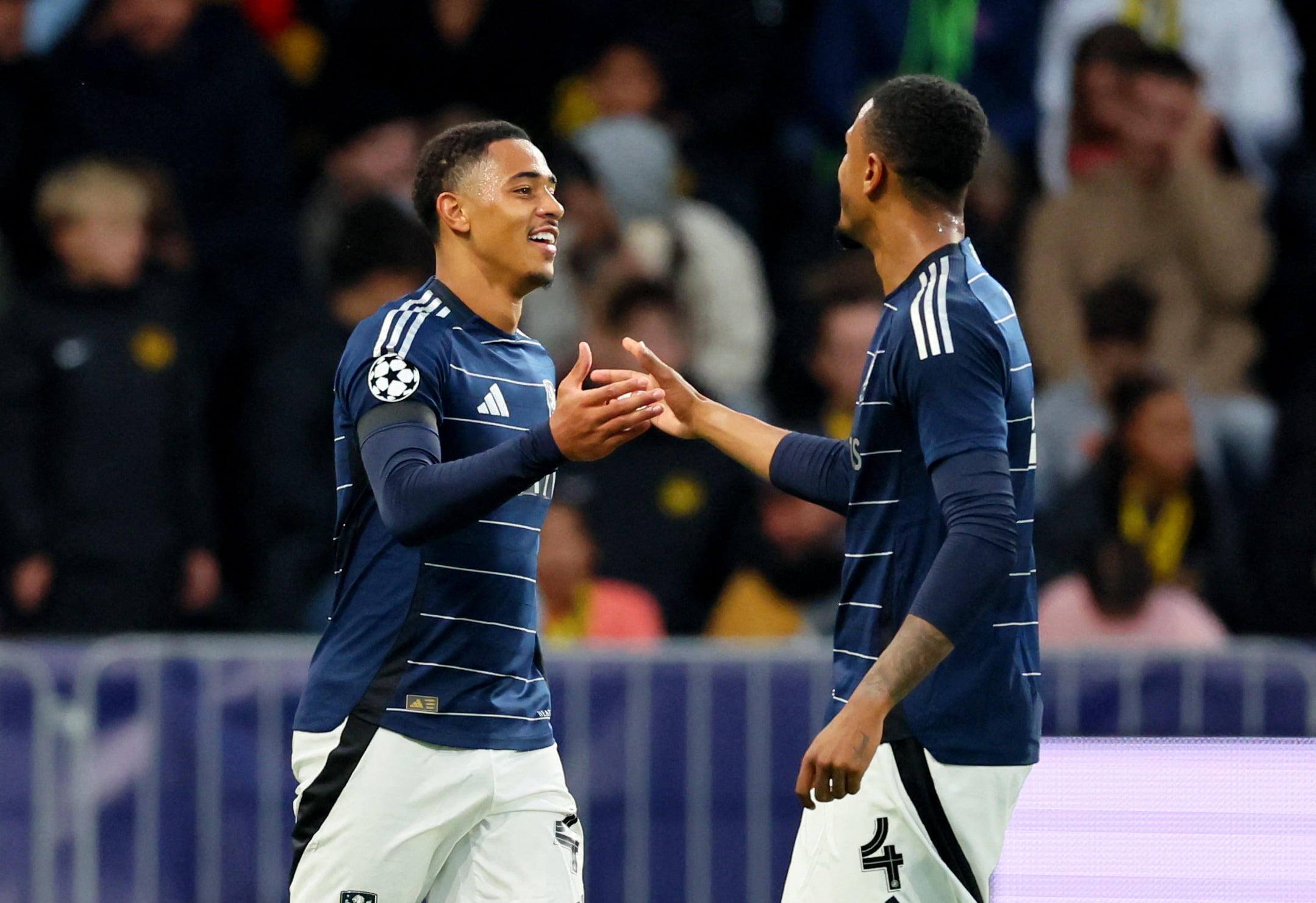 Jacob Ramsey celebra el segundo gol del Aston Villa con Ezri Konsa (REUTERS/Denis Balibouse)