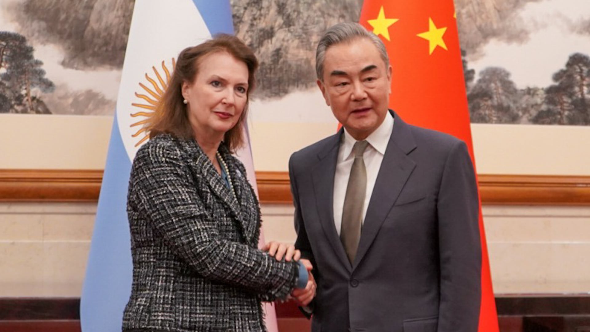 Diana Mondino en China con el canciller Wang Yi