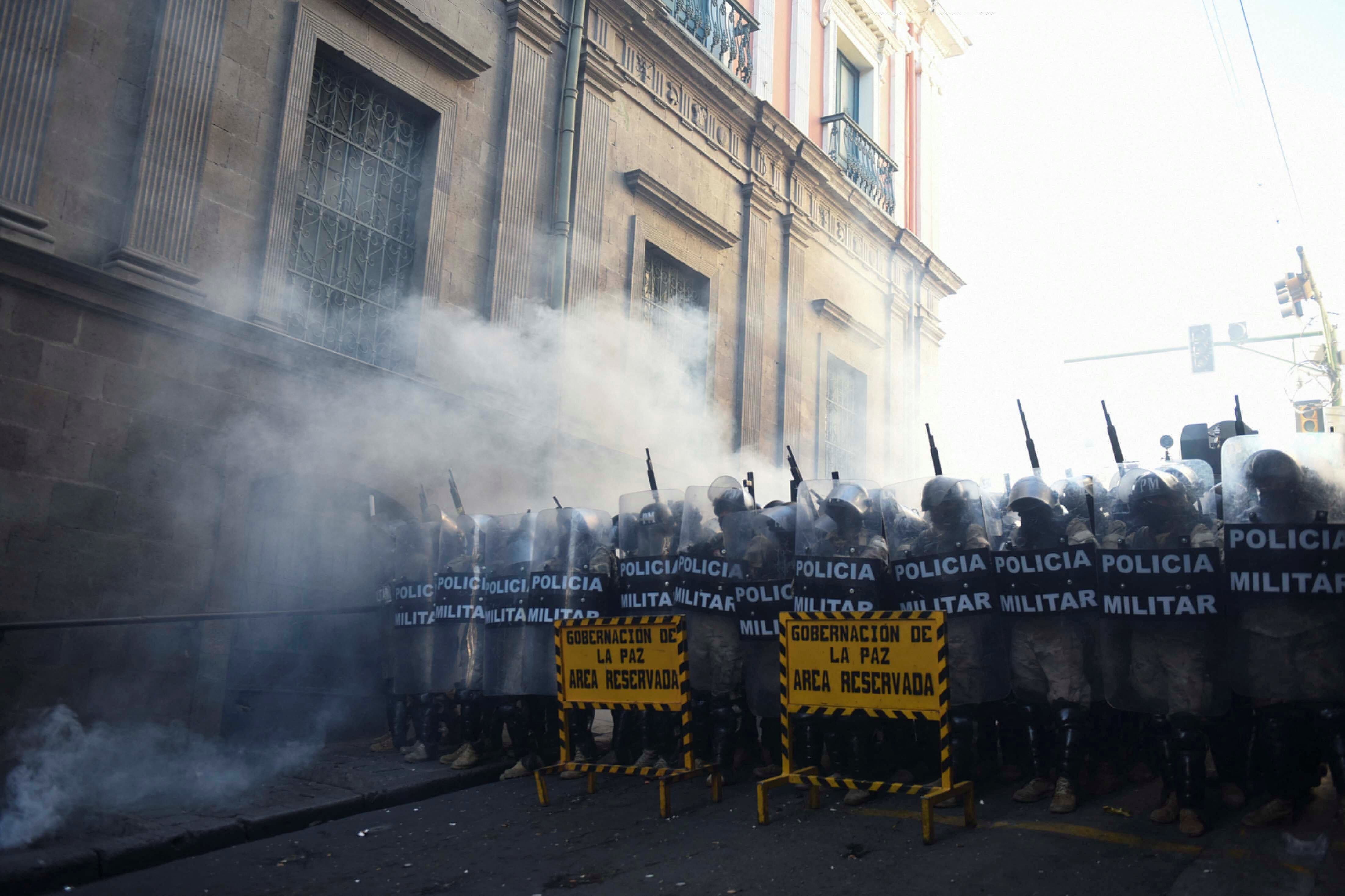 Los uniformados emplearon gases lacrimógenos contra las personas que quisieron acercarse al edificio (REUTERS/Claudia Morales)