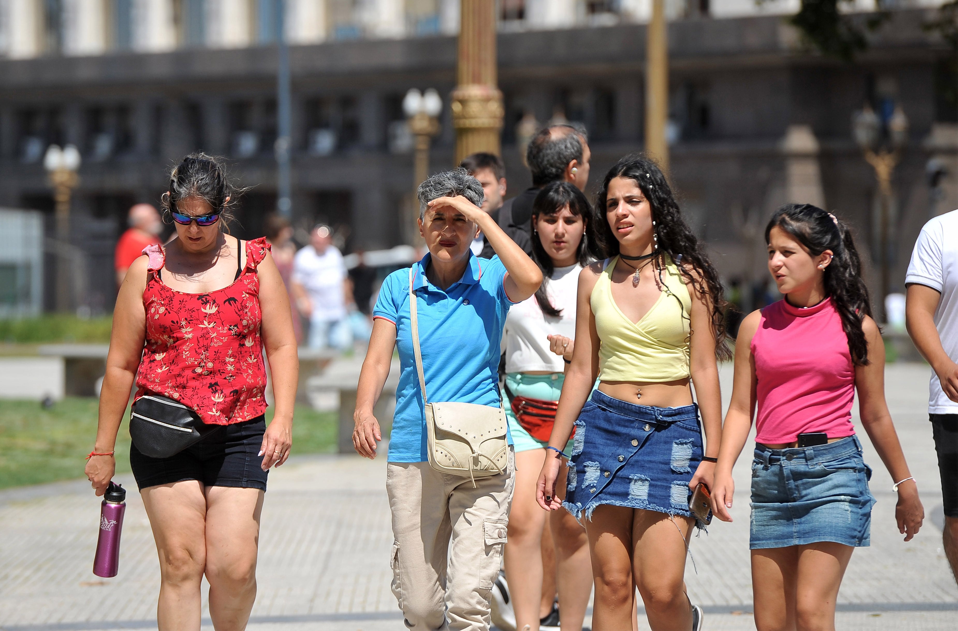 El servicio meteorológico alertó por las altas temperaturas que se desarrollarán en el centro del país en los meses siguientes (EFE)