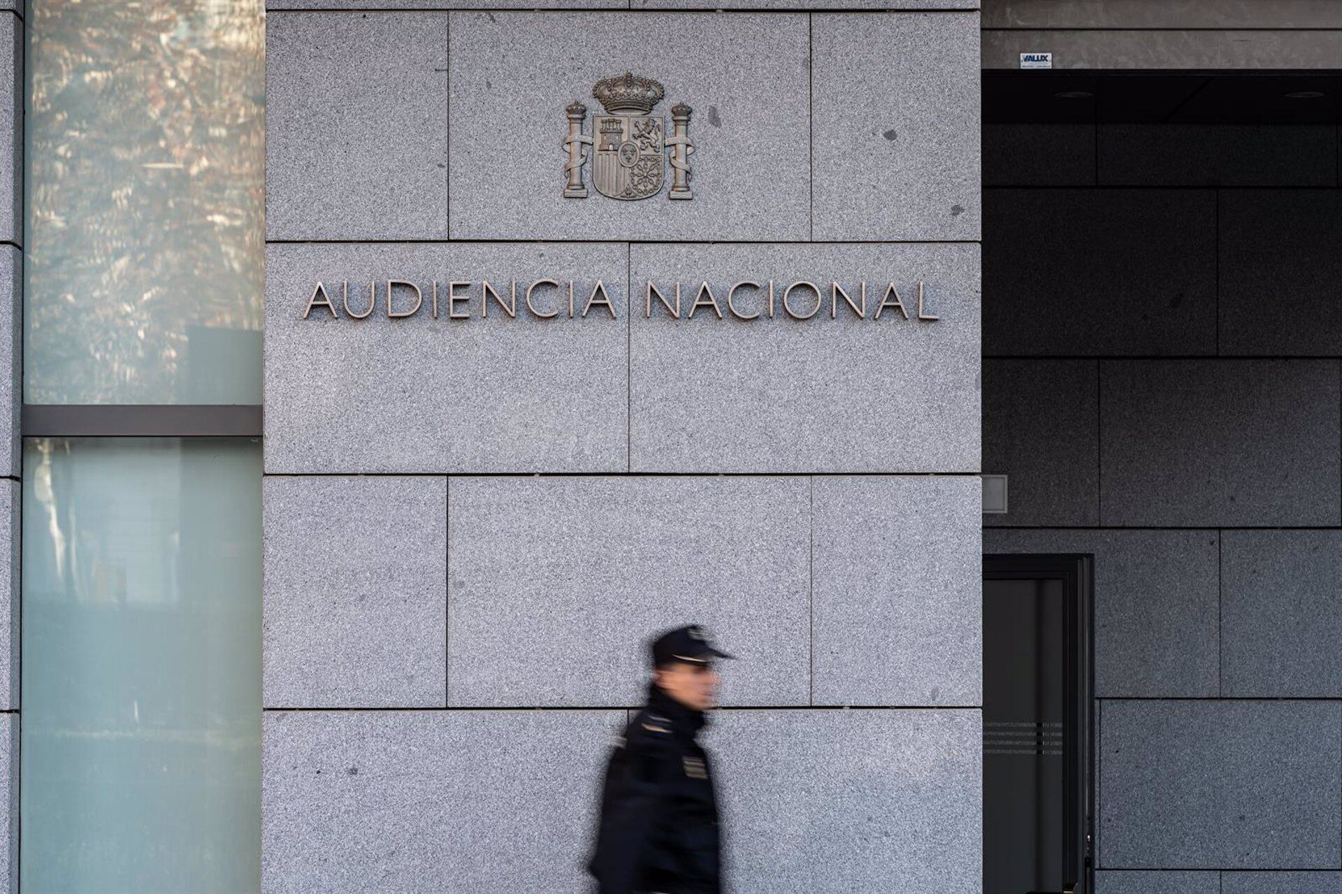 Un agente de Policía Nacional camina frente a la Audiencia Nacional (Diego Radamés/Europa Press)
