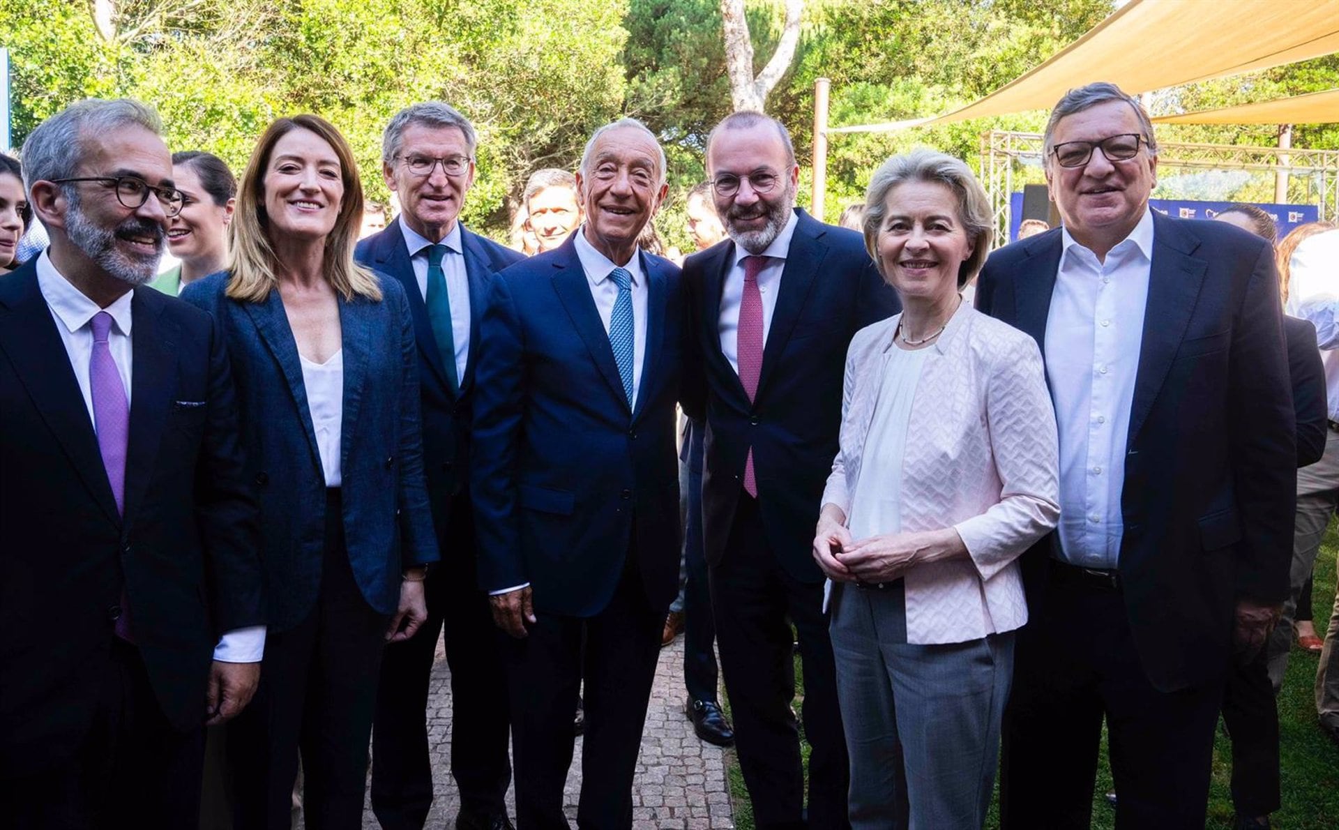 El líder del PP, Alberto Núñez Feijóo, junto a la presidenta de la Comisión Europea, Ursula von der Leyen, y la presidenta del Parlamento Europeo, Roberta Metsola, en las jornadas de estudio del PPE en Cascais.  (DAVID MUDARRA/PP)
