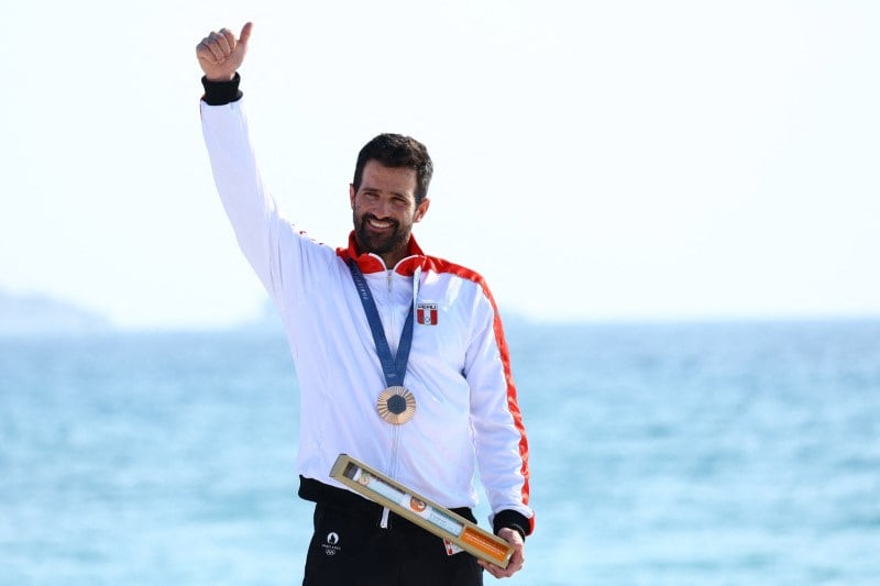 Stefano Peschiera celebra su medalla de bronce durante la competencia de vela Ligera Masculina de los Juegos Olímpicos 2024. - Crédito: Reuters.