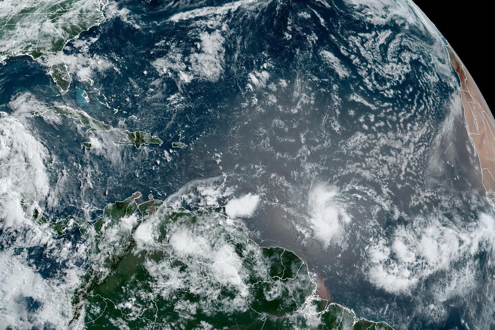 Fotografía satelital cedida por la Oficina Nacional de Administración Oceánica y Atmosférica (NOAA) a través del Centro Nacional de Huracanes (NHC) estadounidense donde se muestra la localización de la tormenta tropical Beryl en la cuenca atlántica, en el cuadrante inferior derecho cerca del centro (EFE/NOAA-NHC)