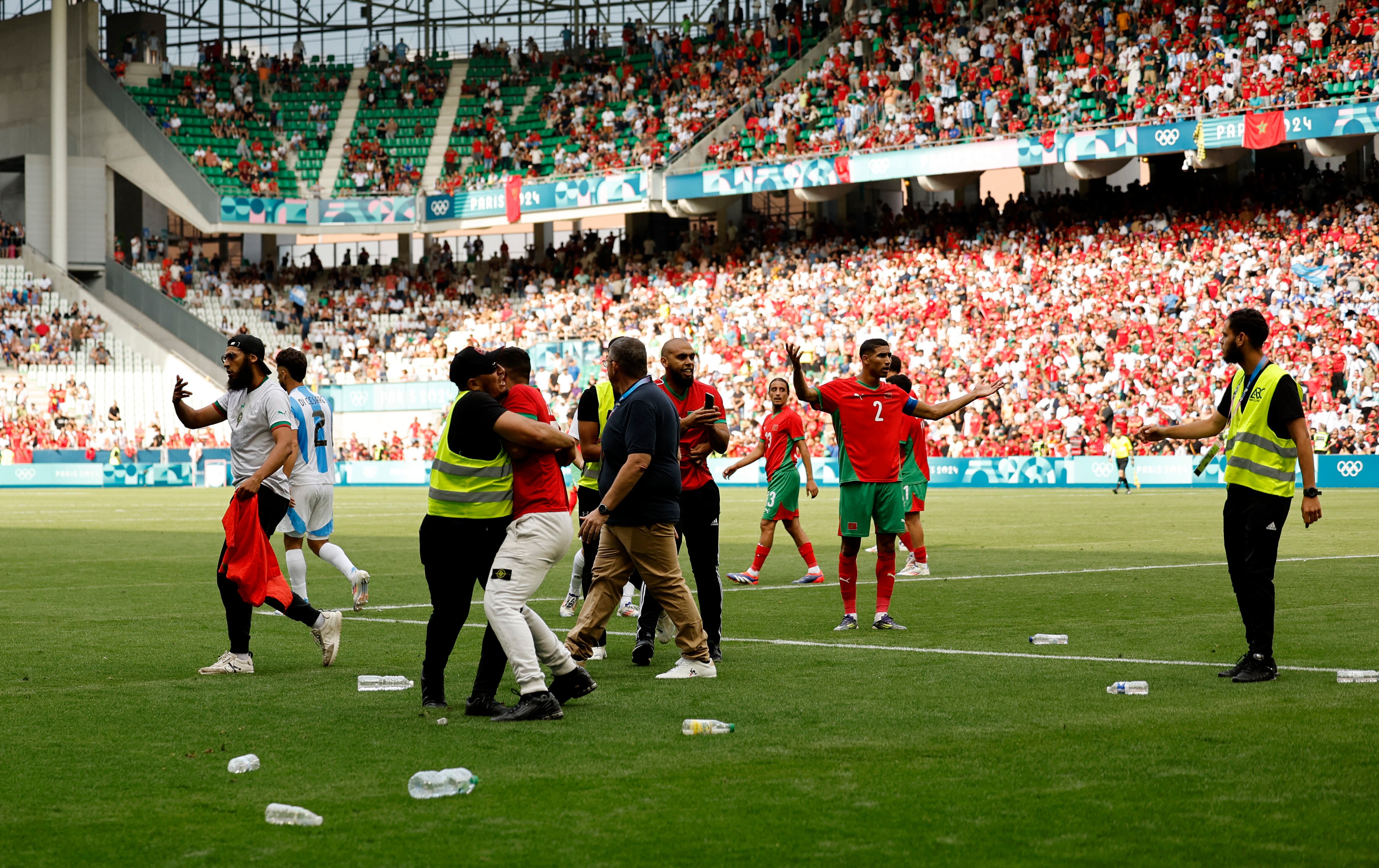 El partido entre Argentina y Marruecos se interrumpió durante dos horas (Foto: Reuters/Thaier Al-Sudani)