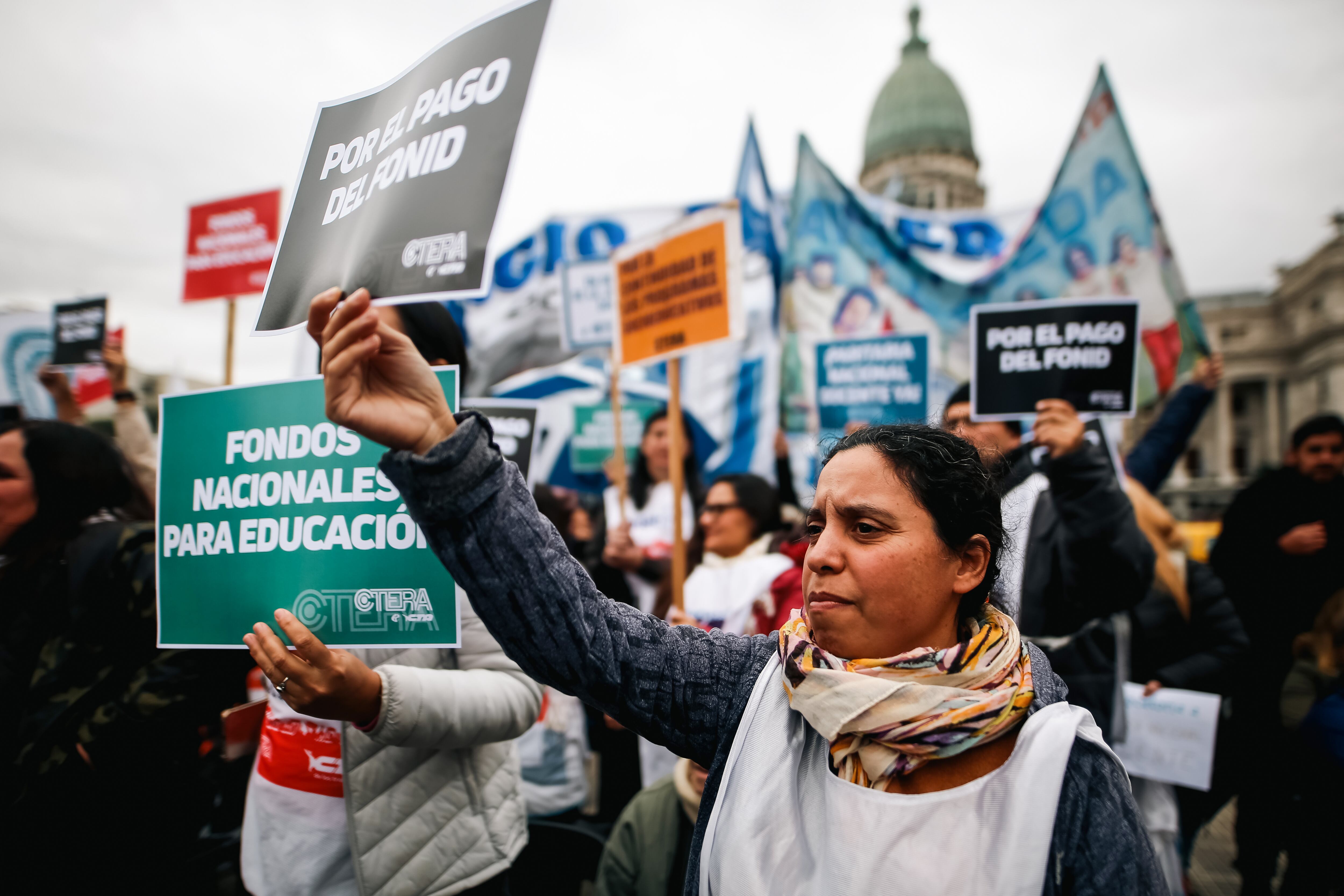 Los docentes argentinos mantienen un reclamo sostenido por mejoras en sus salarios (EFE)