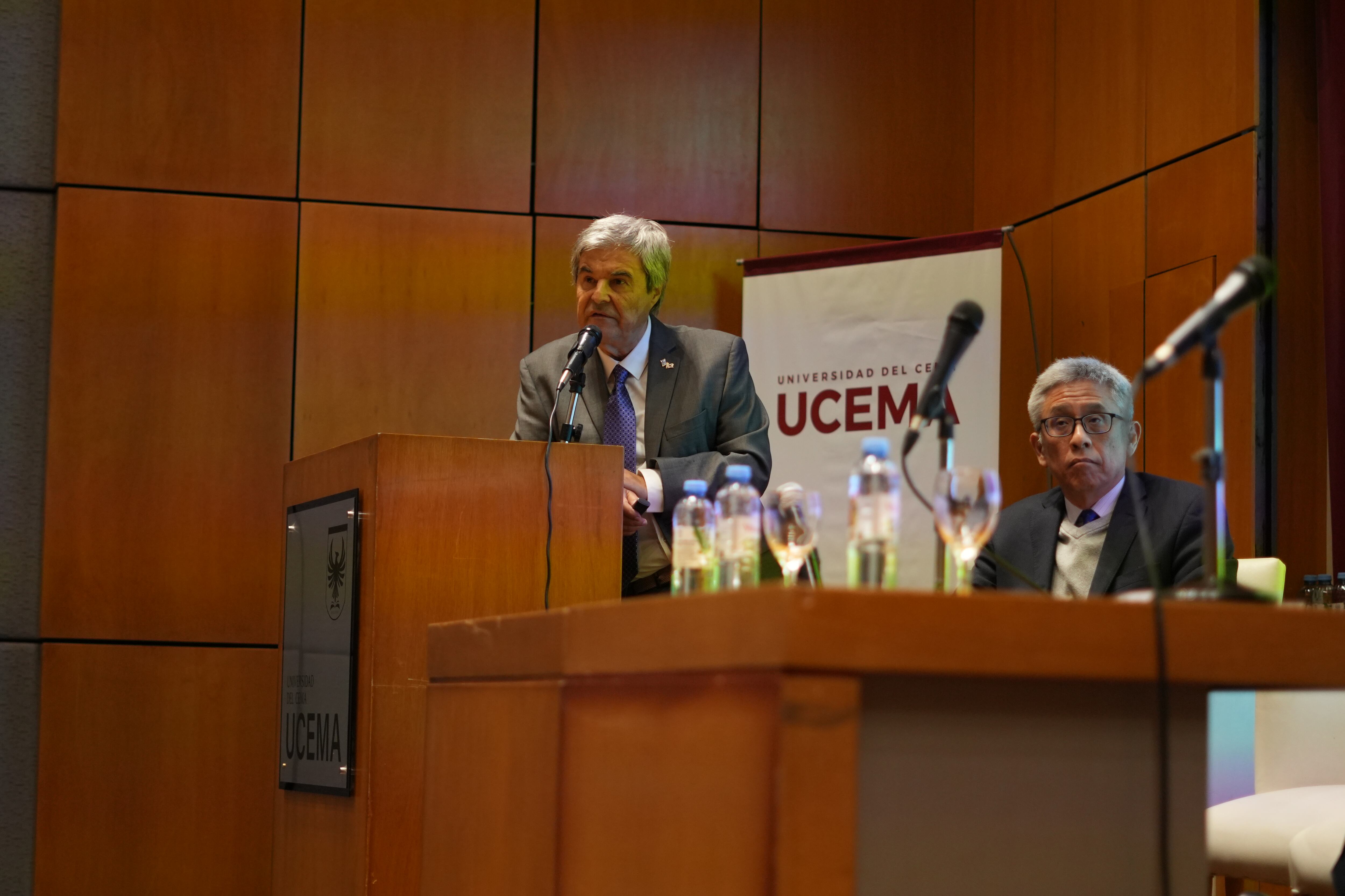 Agustín Barletti y Kung Kwo-Wei, durante el foro  “El avance de las autocracias y su influencia en América Latina”, organizado por la Universidad del CEMA y la Fundación Federalismo y Libertad en Buenos Aires.