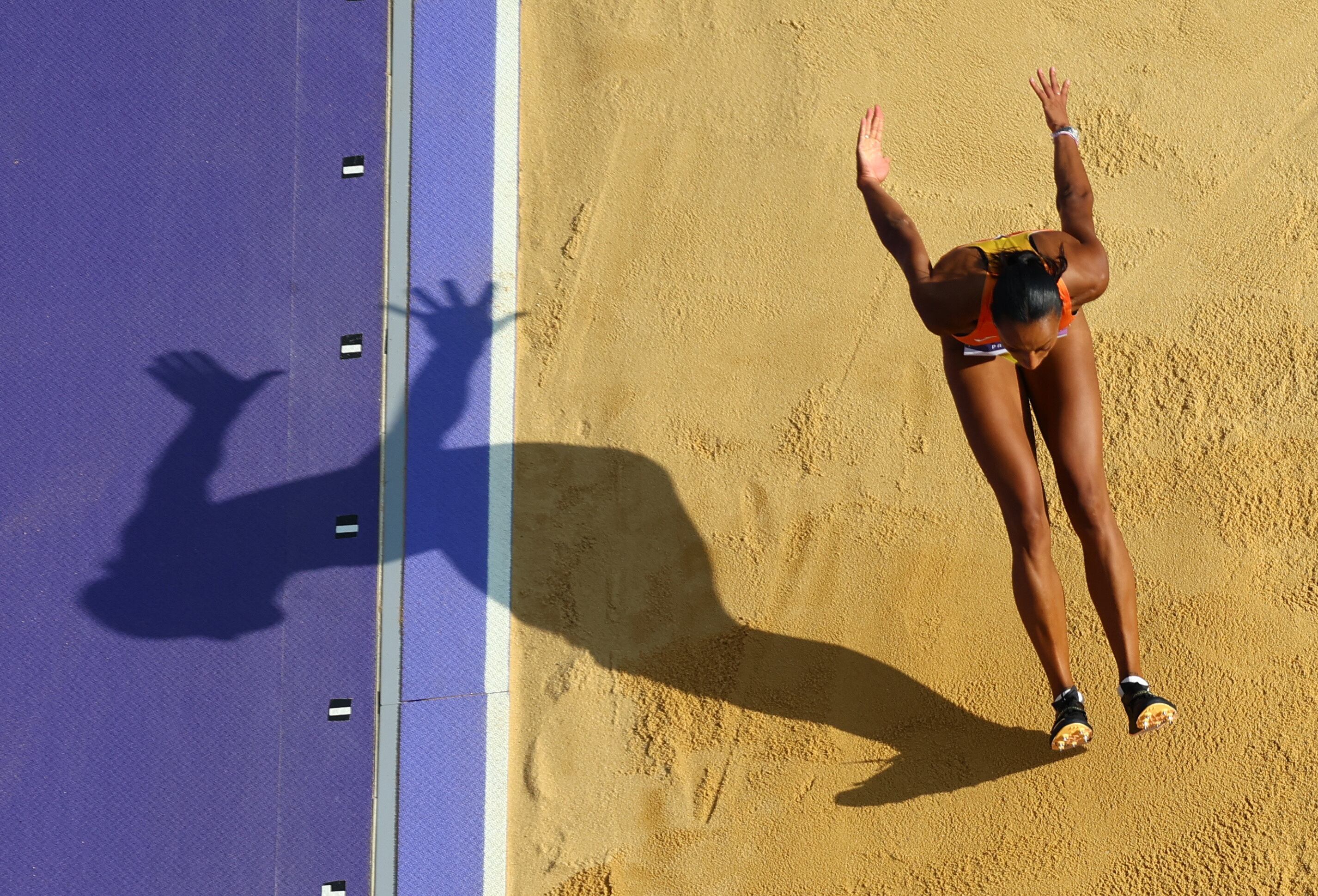 Ana Peleteiro realizando un salto en Paris 2024. (Fabrizio Bensch/REUTERS)