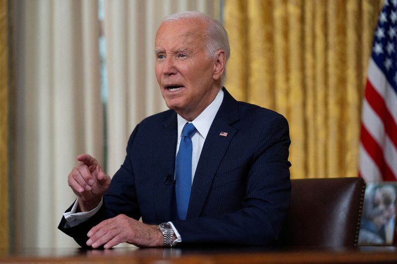 FOTO DE ARCHIVO: El presidente de Estados Unidos, Joe Biden, se dirige a la nación desde el Despacho Oval de la Casa Blanca. (Evan Vucci/Pool vía REUTERS)