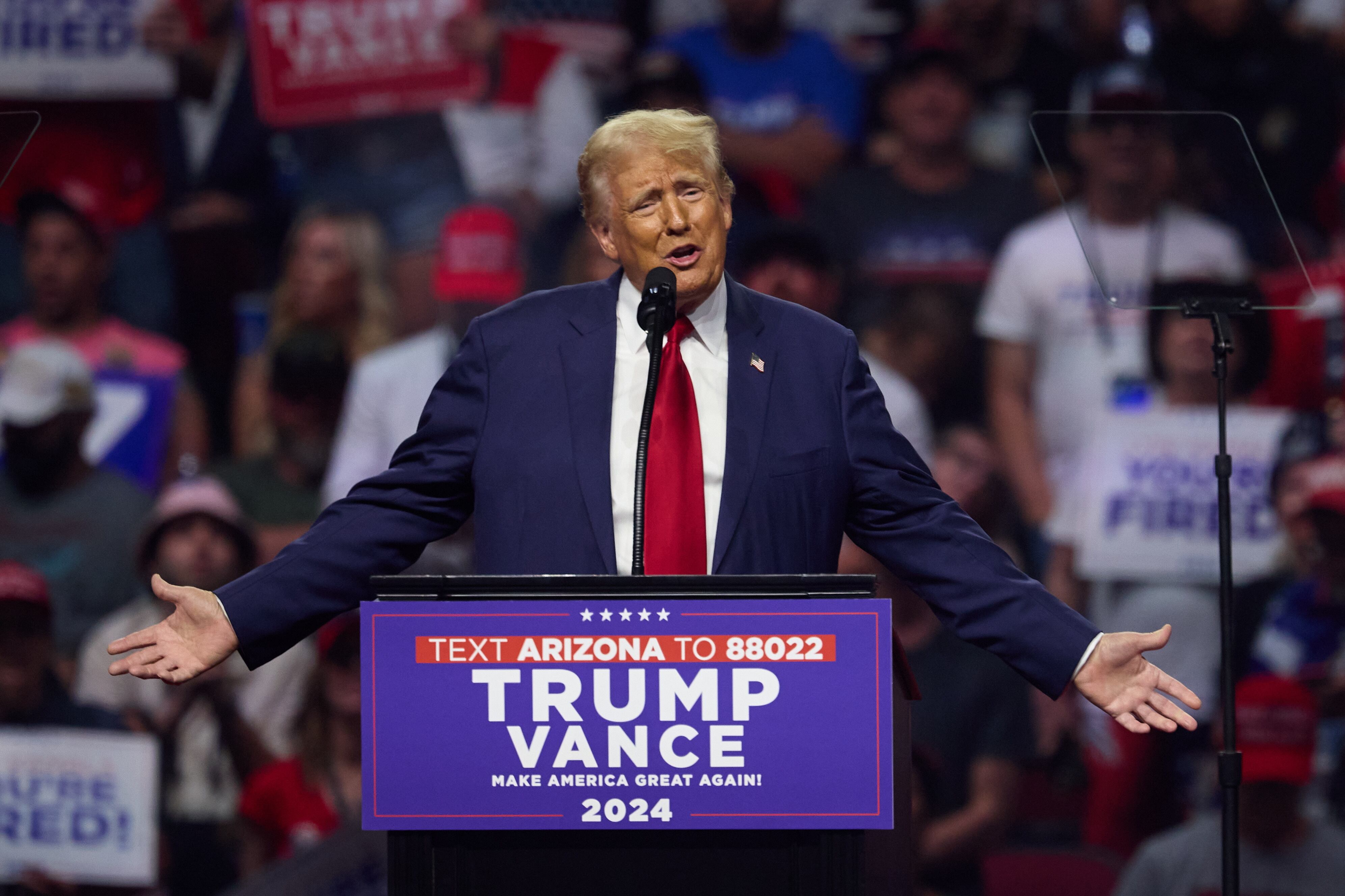 El candidato presidencial republicano Donald J. Trump habla en un mitin electoral en el Desert Diamond Arena en Glendale, Arizona  (EFE/EPA/Allison Dinner)