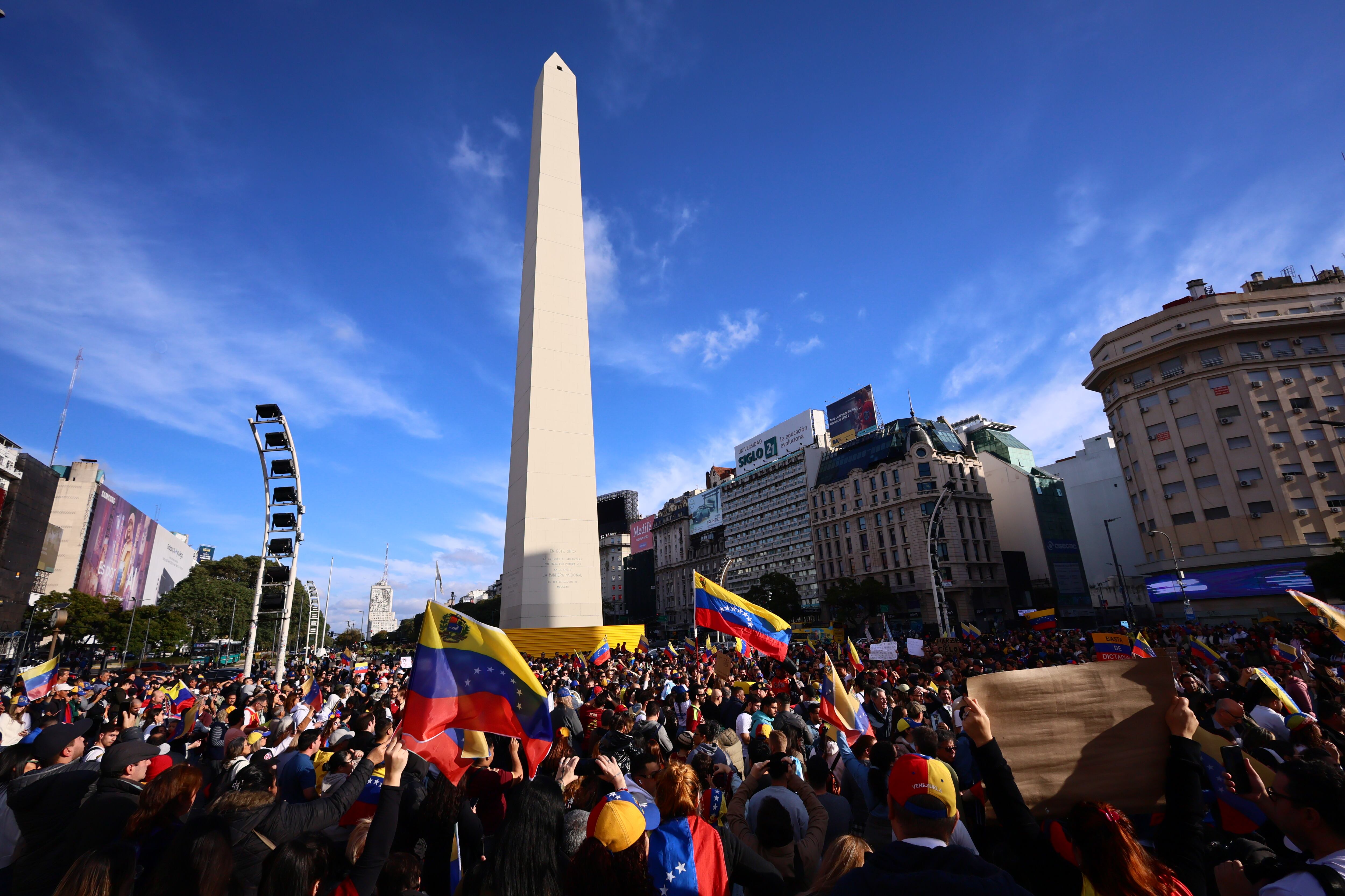 VENEZOLANOS SE MANIFIESTAN EN EL OBELISCO POR EL FRAUDE ELECTORAL