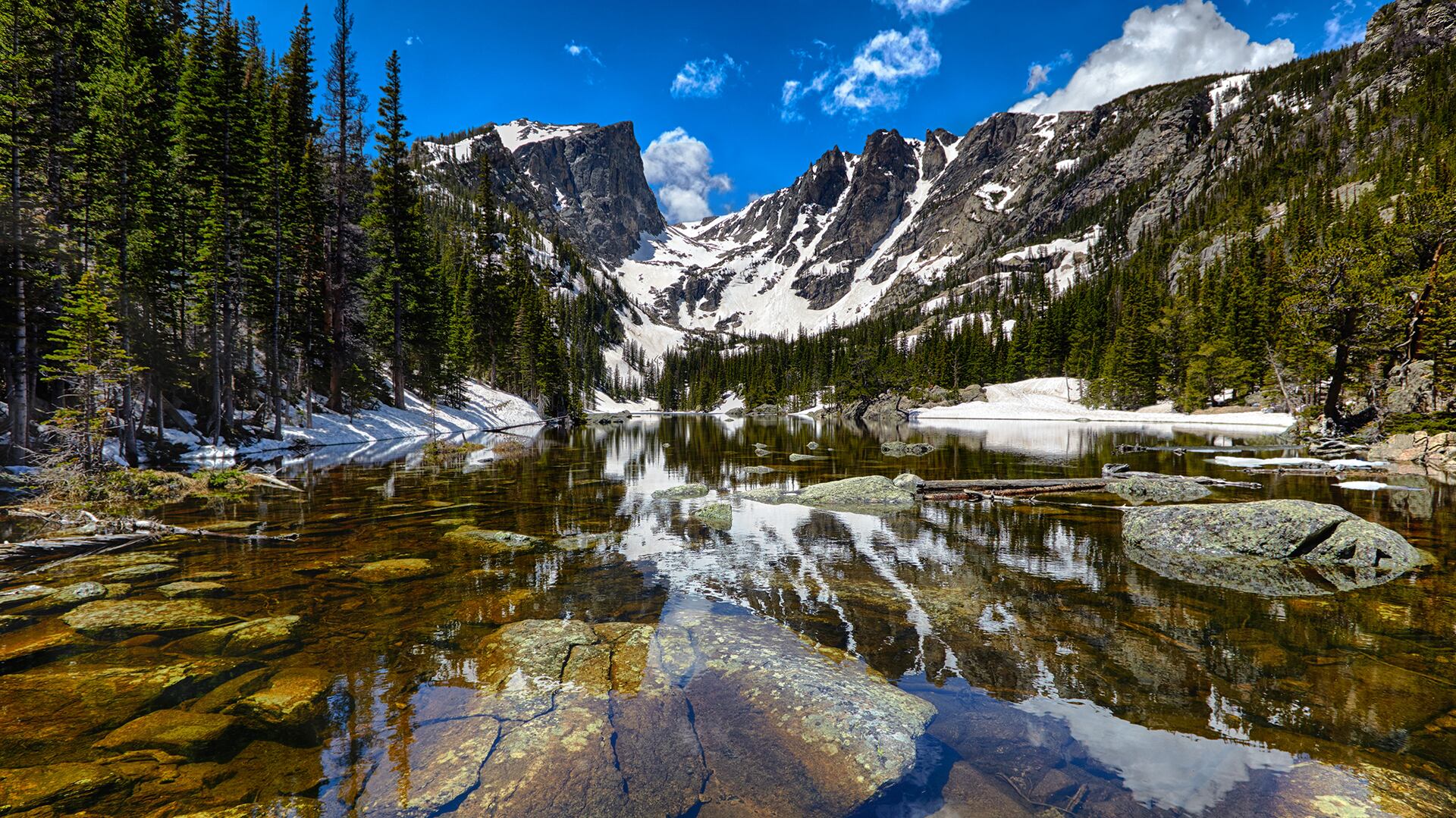 El Parque Nacional de las Montañas Rocosas en Colorado es conocido por sus cumbres, lagos alpinos y bosques (Getty)