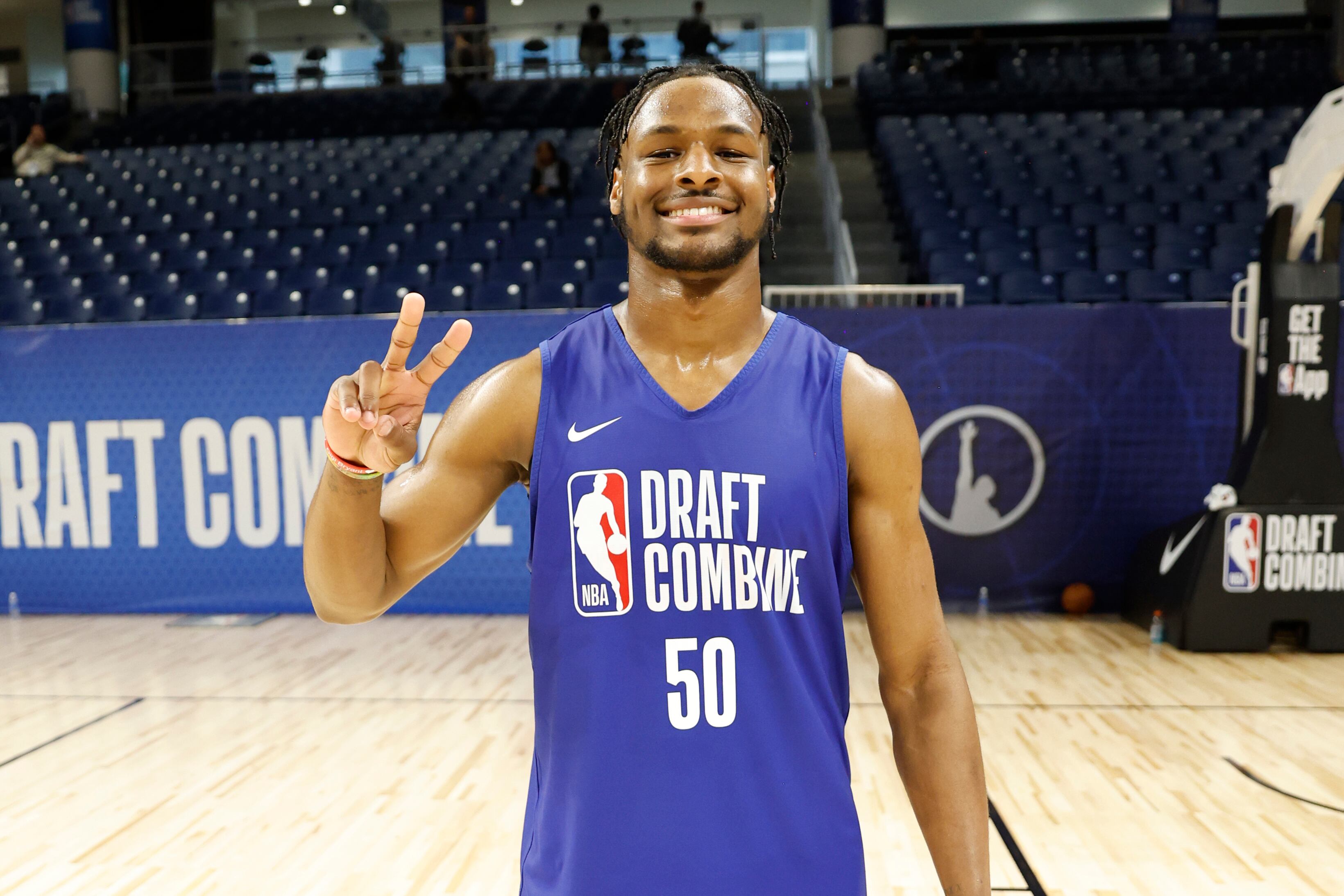 Bronny James durante el Draft Combine de la NBA (@NBALatam)