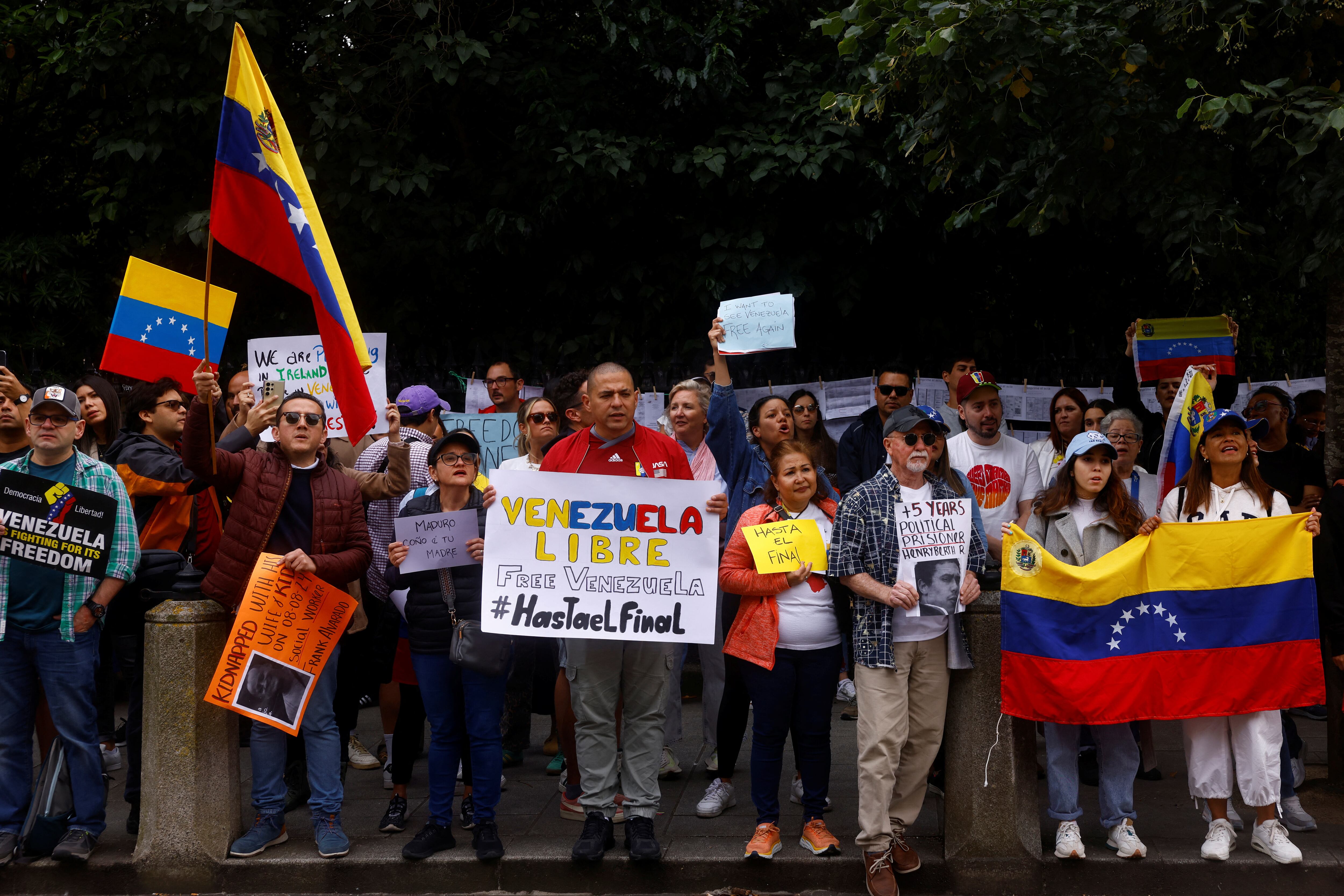 "Venezuela libre; hasta el final", exigen manifestantes venezolanos en Dublín, Irlanda (REUTERS/Clodagh Kilcoyne)