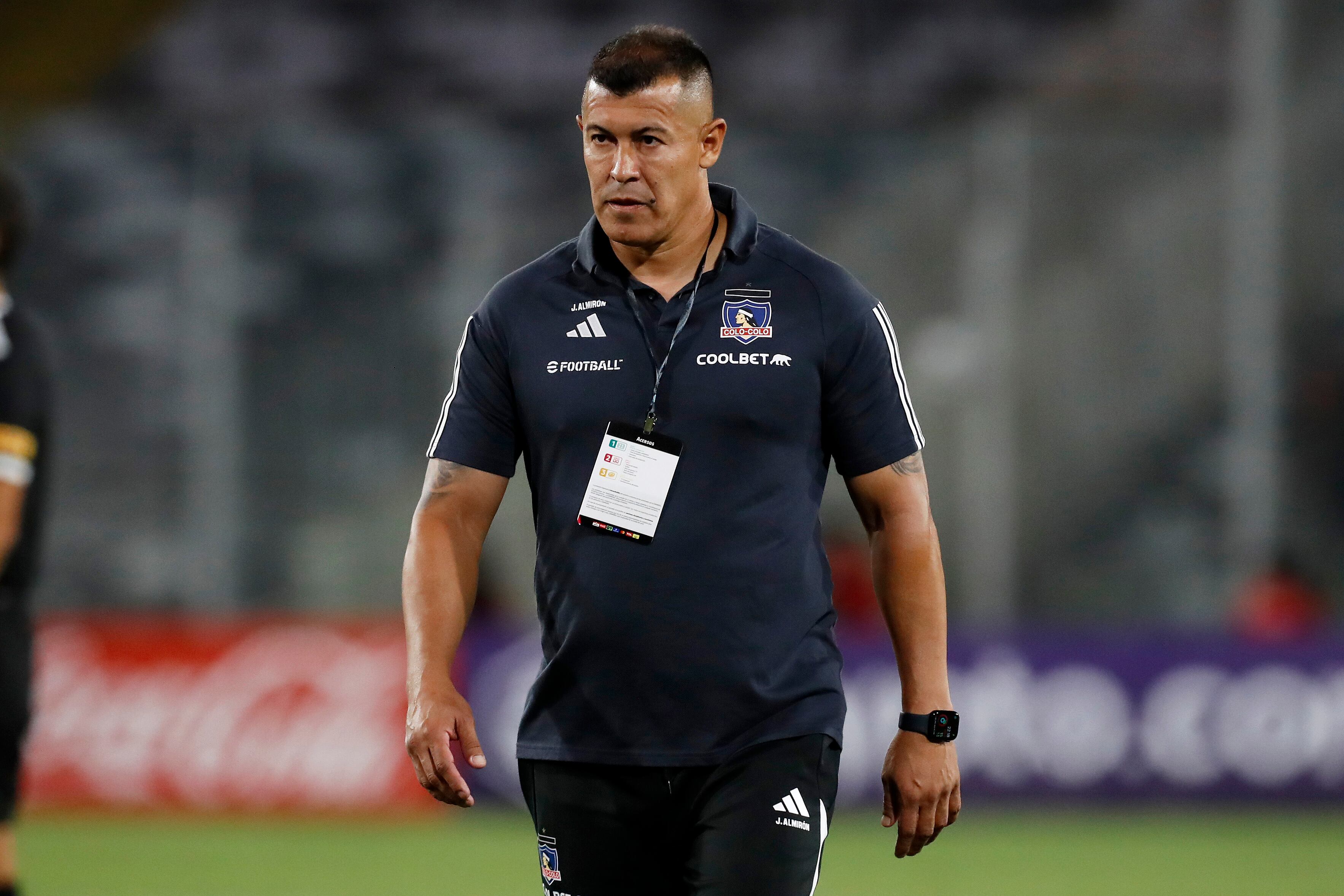 Fotografía de archivo en la que se registró al entrenador del club chileno de fútbol Colo Colo, Jorge Almiron, durante un partido de la Copa Libertadores contra Godoy Cruz de Argentina, en el estadio Monumental de Santiago de Chile. EFE/Osvaldo Villarroel
