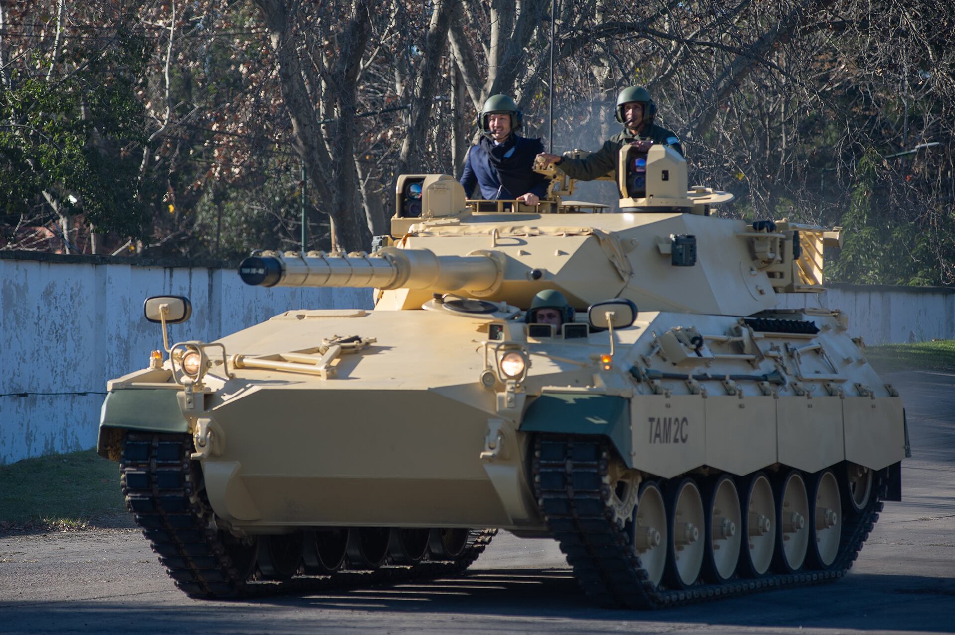 Tanques en Boulogne - Luis Petri